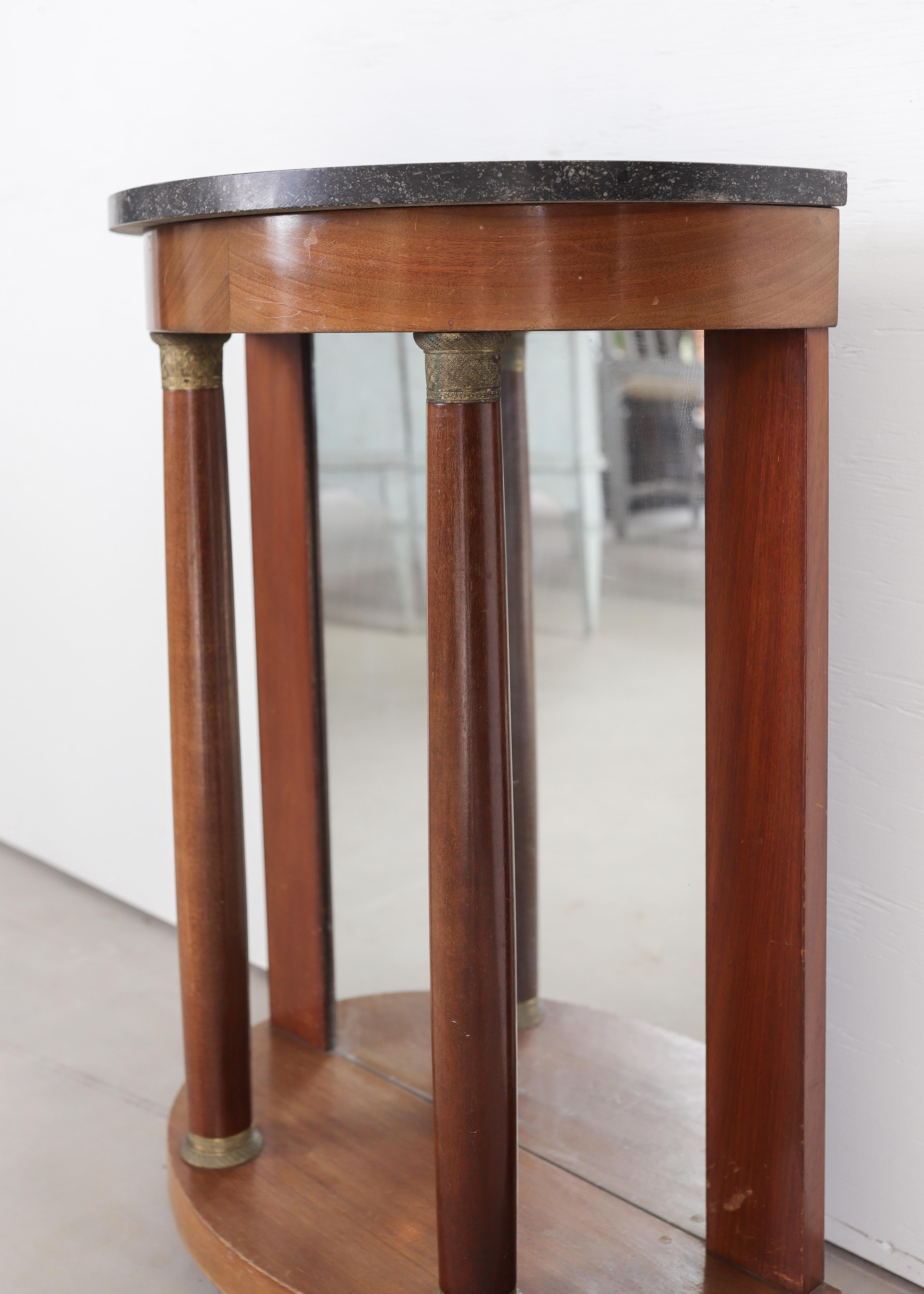 19e s. Demilune en acajou avec plateau en marbre gris Bon état - En vente à Atlanta, GA