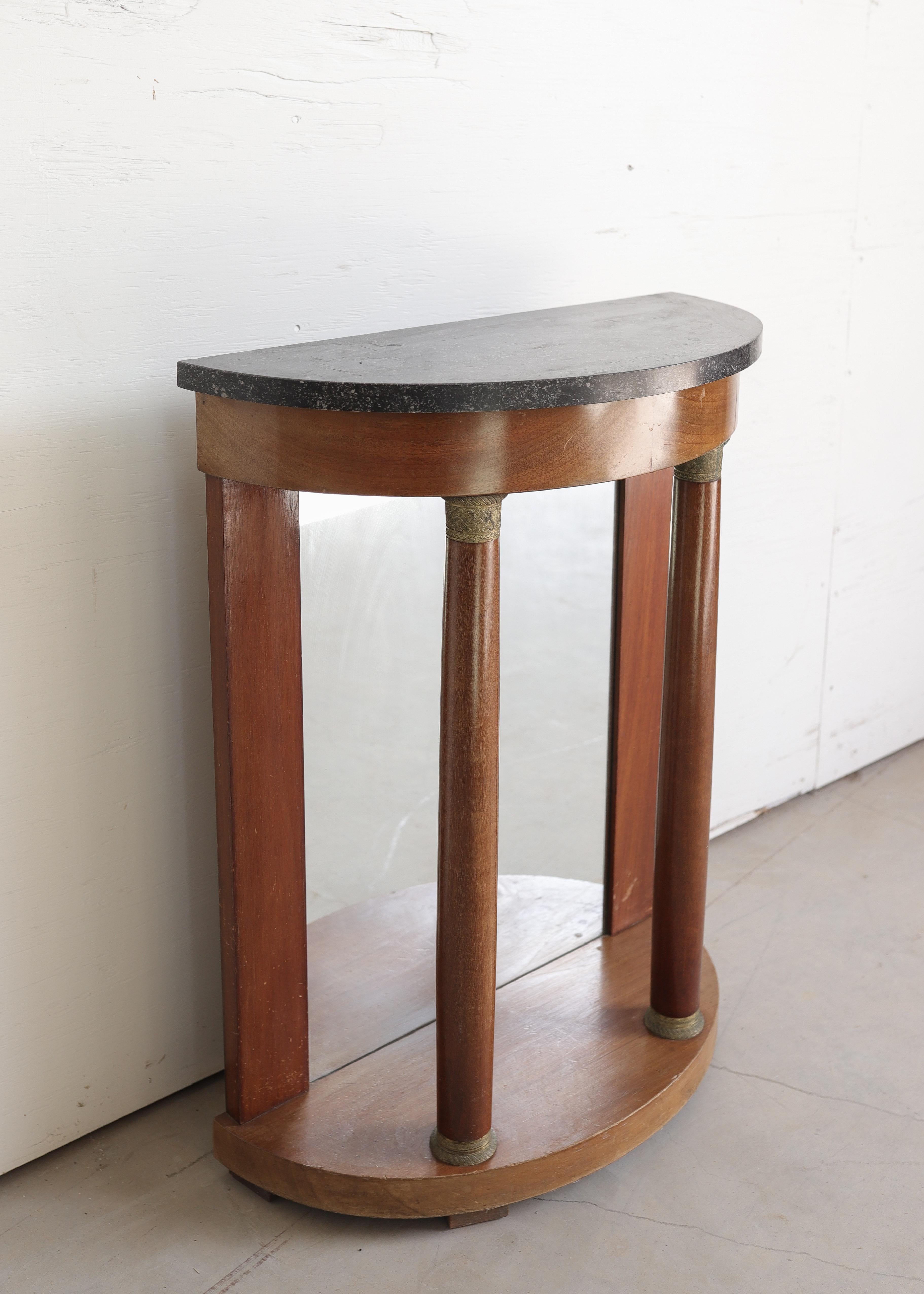 Marbre 19e s. Demilune en acajou avec plateau en marbre gris en vente