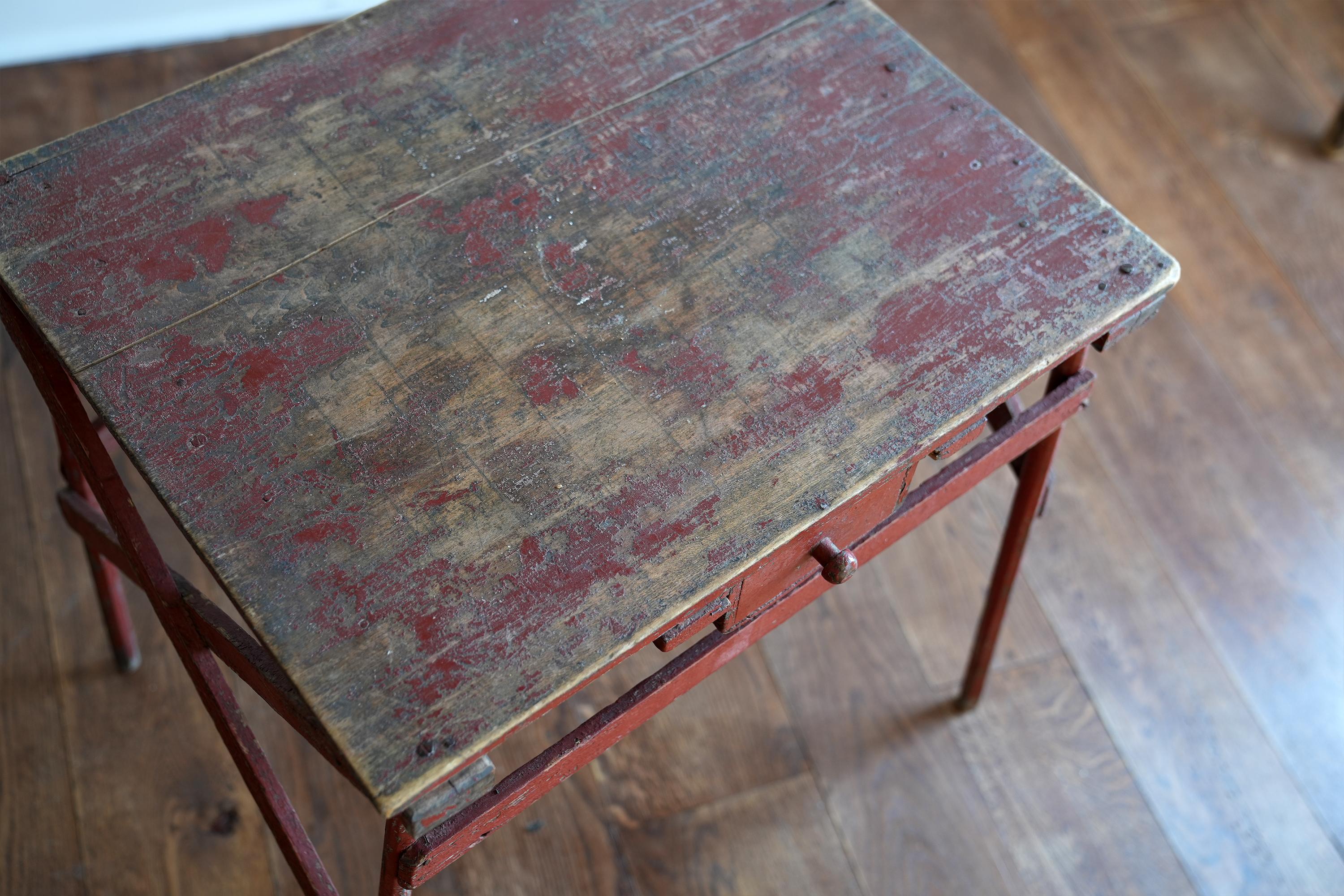 XIXe siècle Table d'écriture d'art populaire du 19e siècle à faire soi-même avec de la peinture rouge