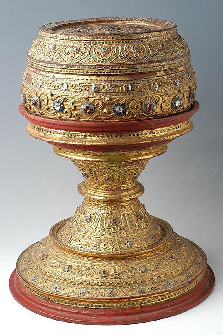 19th C., Mandalay, Antique Burmese Offering Bowl Decorated with Mirror Tiles In Good Condition In Sampantawong, TH