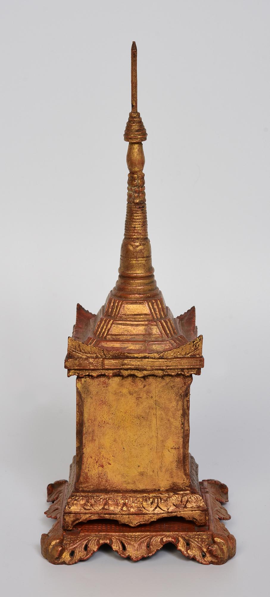 XIX secolo, Mandalay, antico santuario birmano in legno con discepolo/monaco in piedi in vendita 4