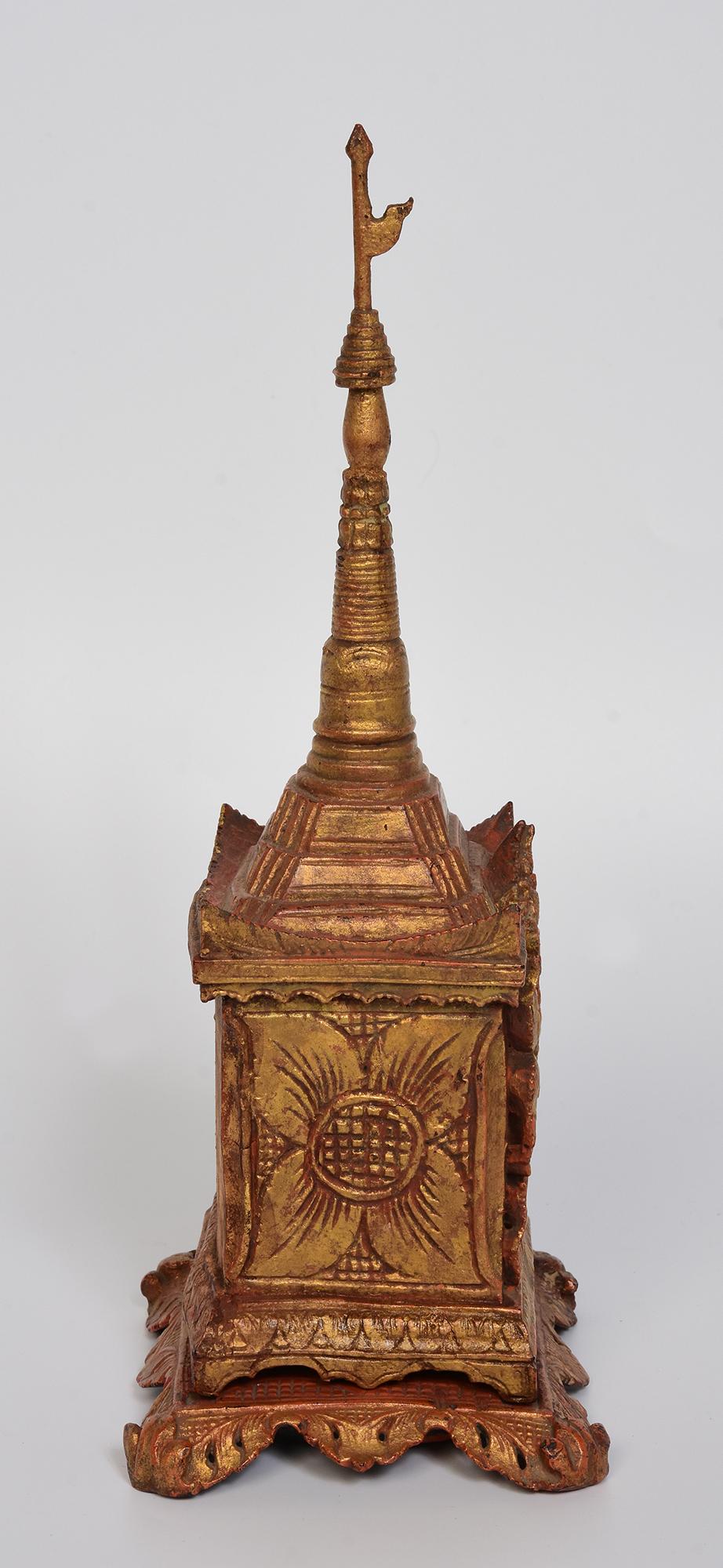 XIX secolo, Mandalay, antico santuario birmano in legno con discepolo/monaco in piedi in vendita 5