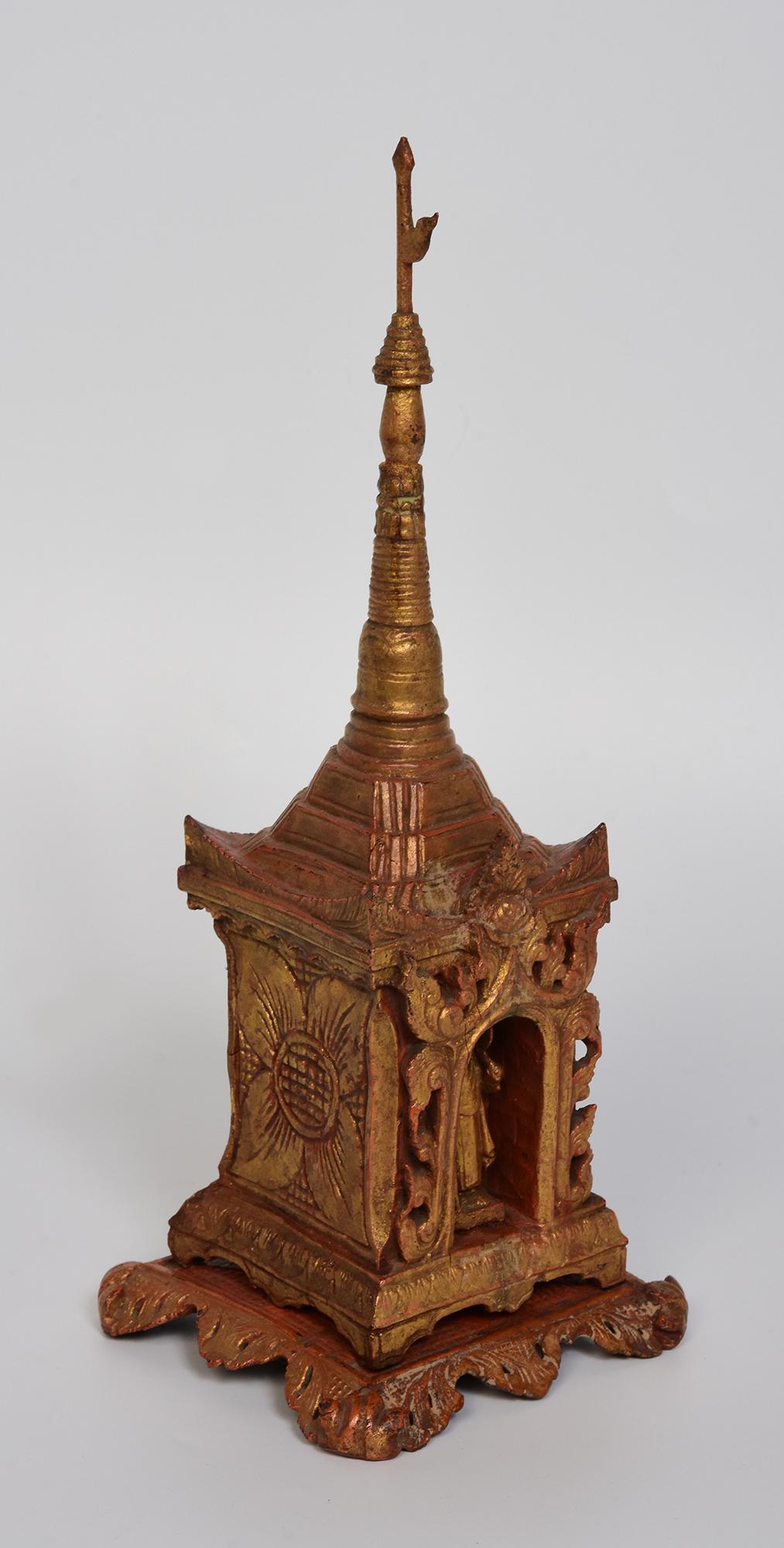 XIX secolo, Mandalay, antico santuario birmano in legno con discepolo/monaco in piedi in vendita 6