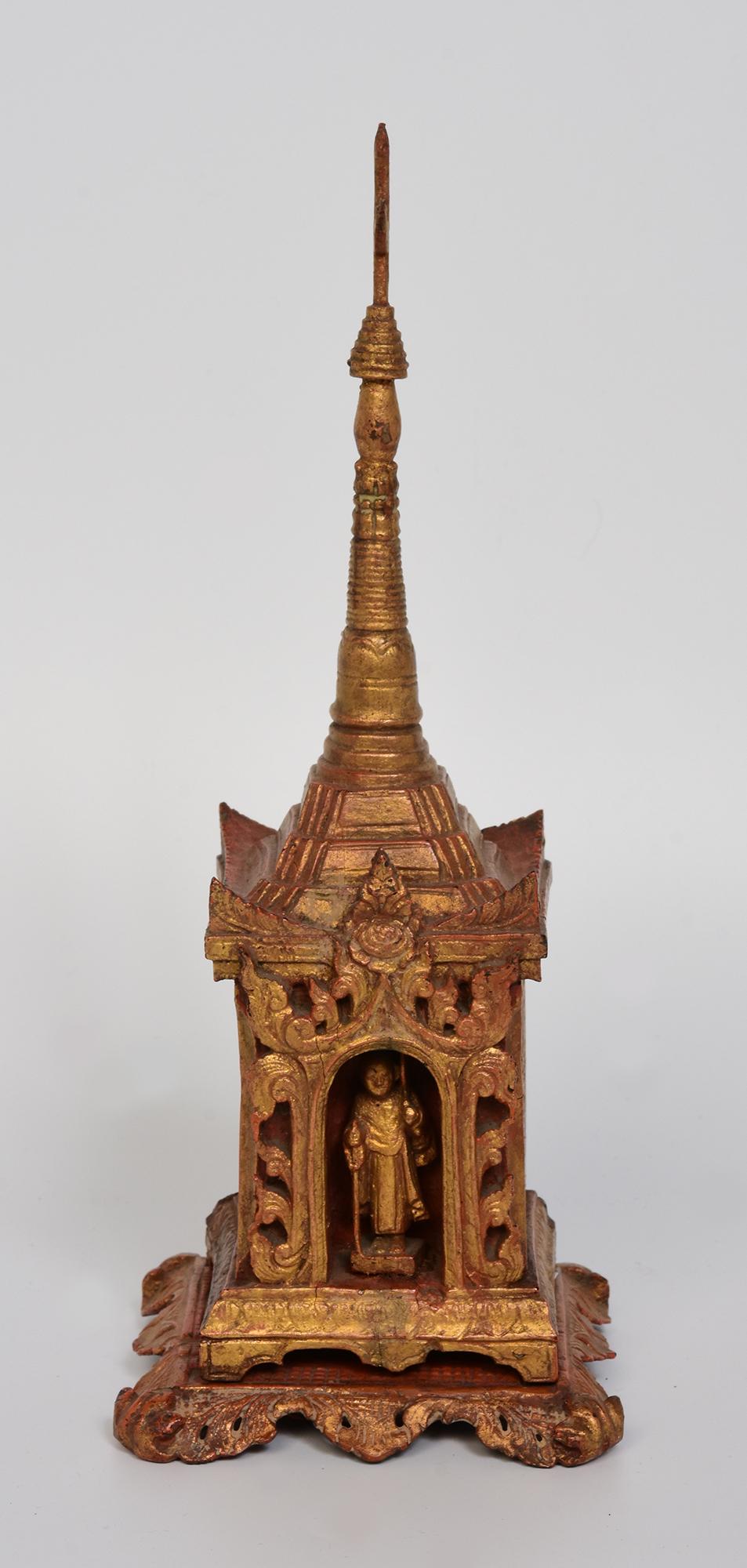 XIX secolo, Mandalay, antico santuario birmano in legno con discepolo/monaco in piedi in vendita 7