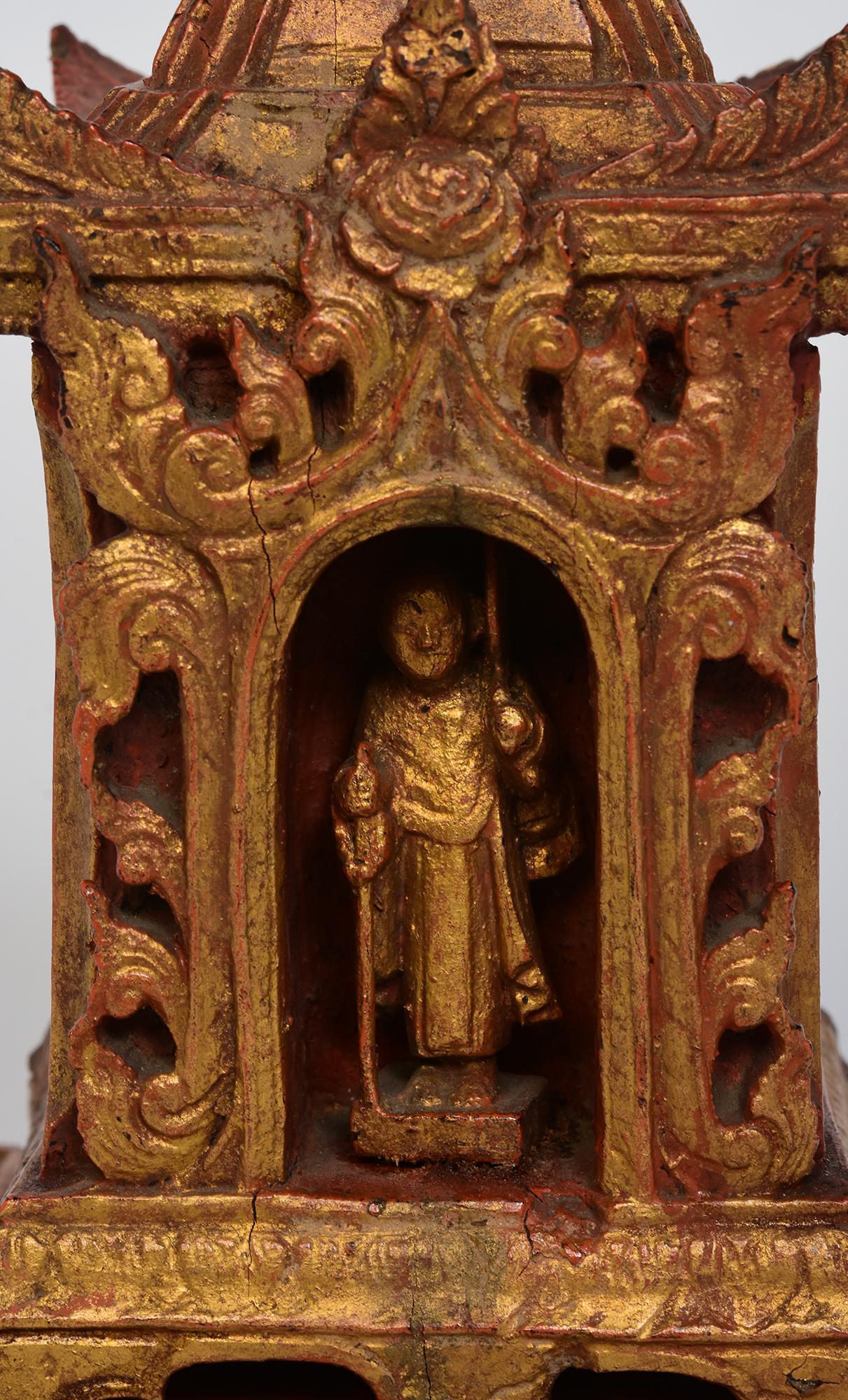 Antico santuario birmano in legno con discepolo in piedi.

Età: Birmania, Periodo Mandalay, XIX secolo
Dimensioni: Altezza 32,5 C.M. / Larghezza 13 C.M. / Profondità 12,3 C.M.
Condizioni: Buone condizioni generali (qualche degrado previsto a causa