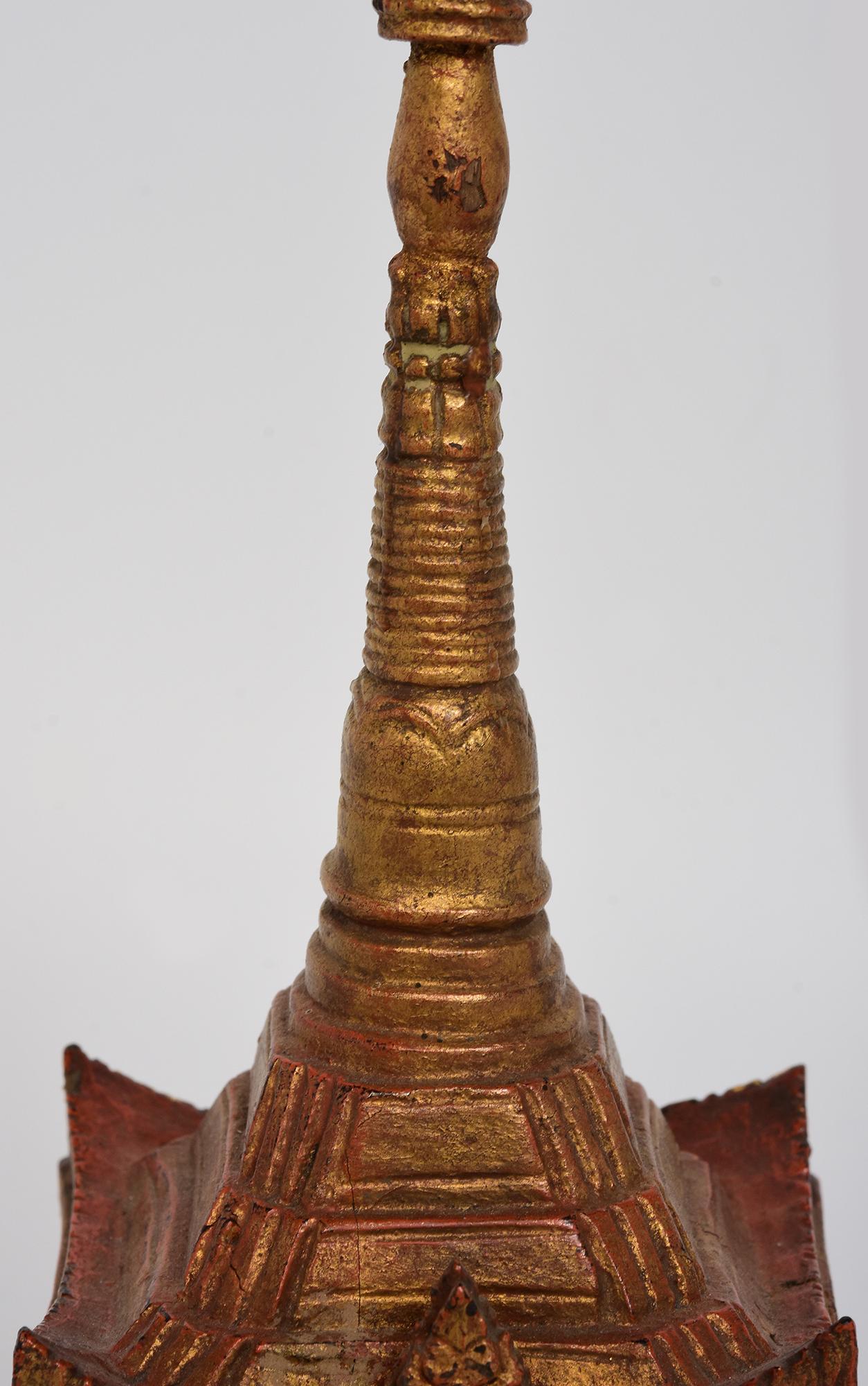 Birmano XIX secolo, Mandalay, antico santuario birmano in legno con discepolo/monaco in piedi in vendita