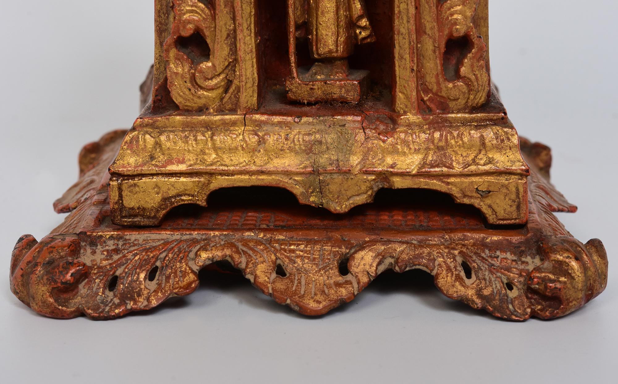 XIX secolo, Mandalay, antico santuario birmano in legno con discepolo/monaco in piedi In condizioni buone in vendita a Sampantawong, TH