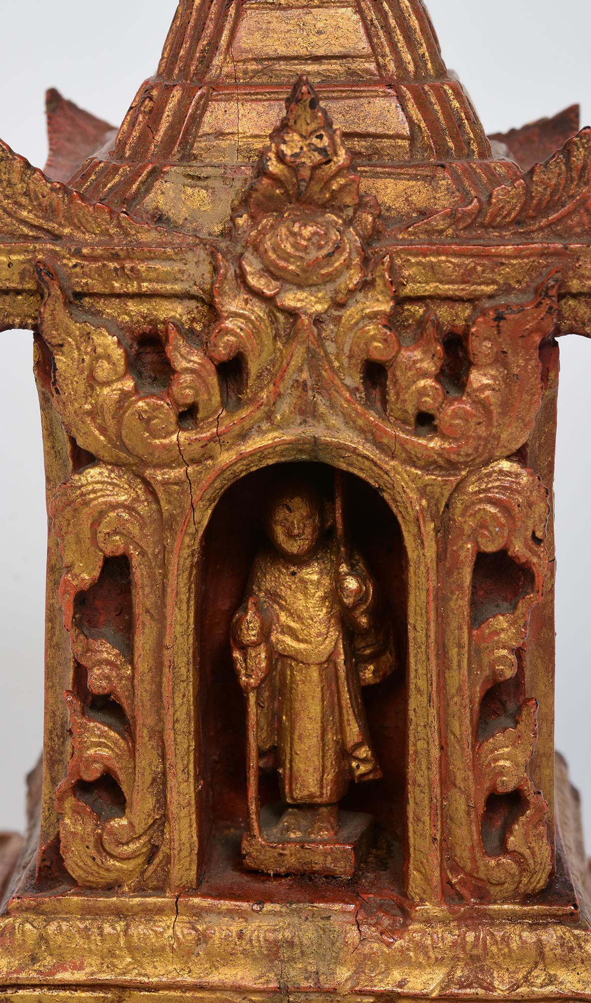 Legno XIX secolo, Mandalay, antico santuario birmano in legno con discepolo/monaco in piedi in vendita