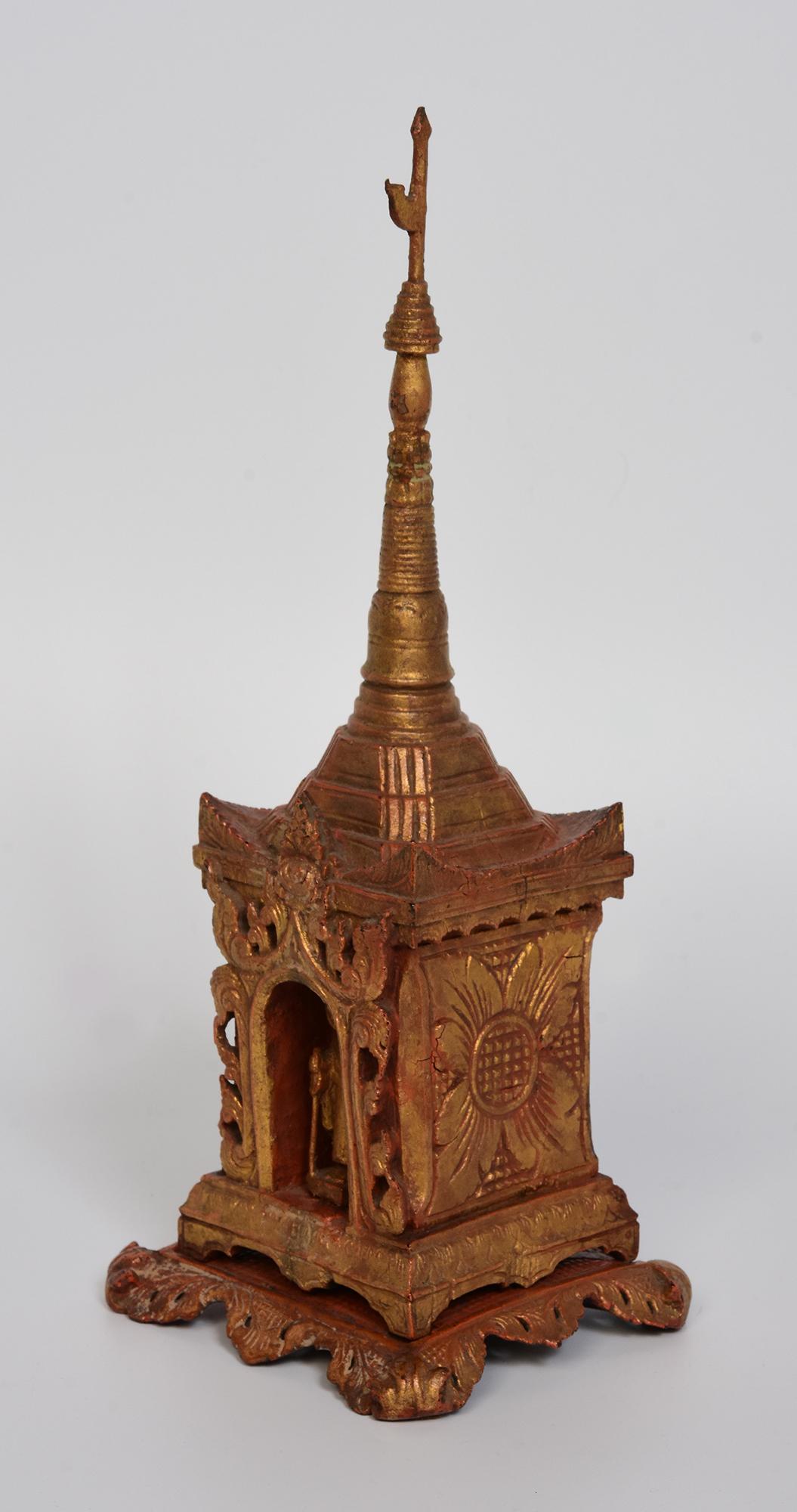 XIX secolo, Mandalay, antico santuario birmano in legno con discepolo/monaco in piedi in vendita 1