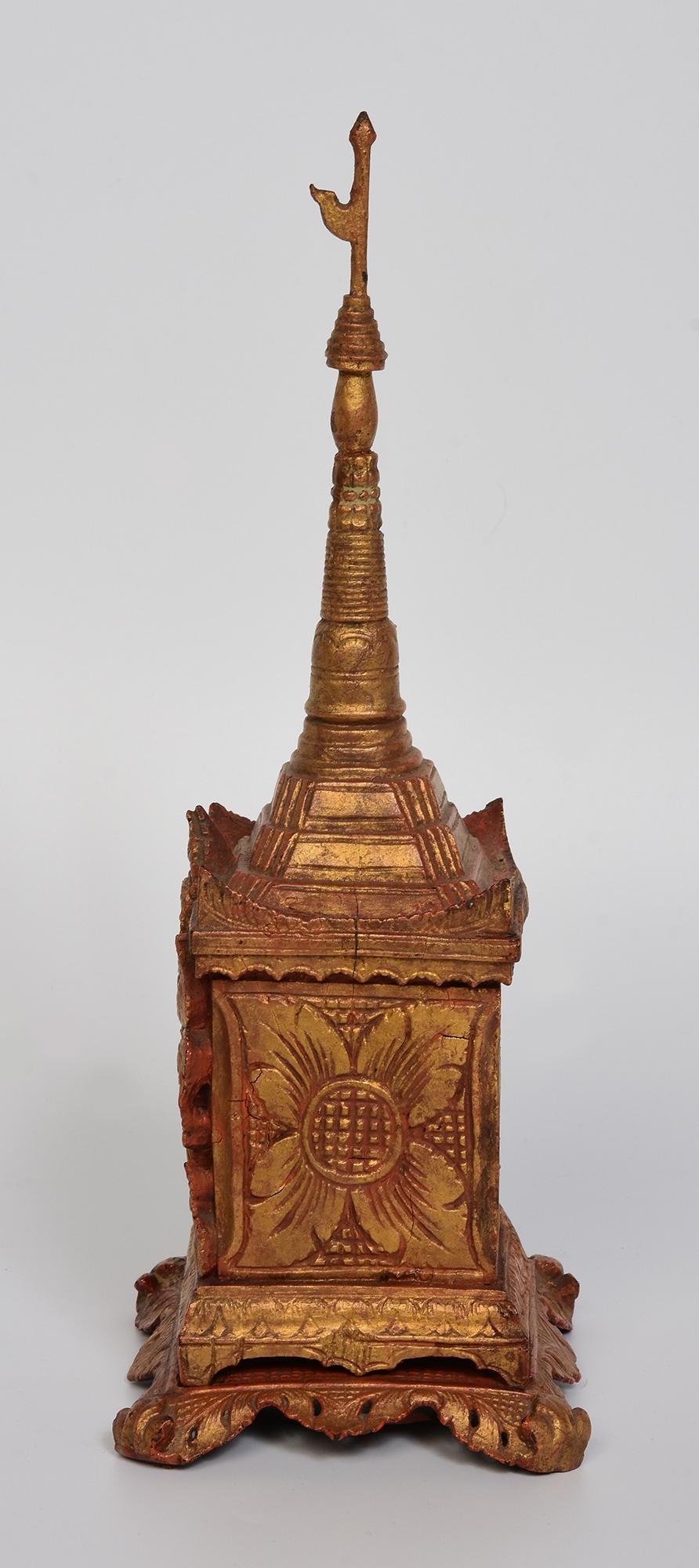 XIX secolo, Mandalay, antico santuario birmano in legno con discepolo/monaco in piedi in vendita 2