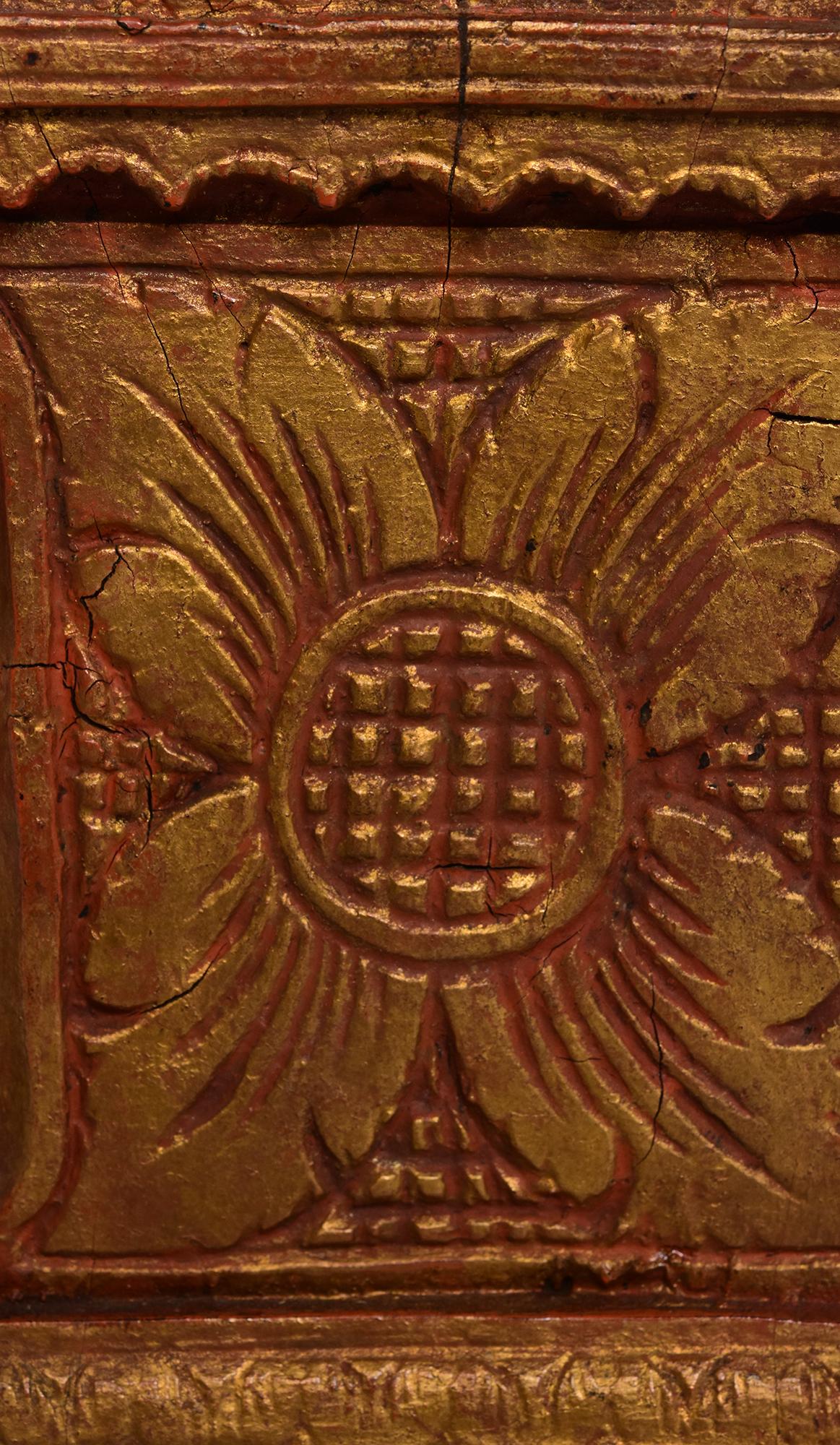 XIX secolo, Mandalay, antico santuario birmano in legno con discepolo/monaco in piedi in vendita 3