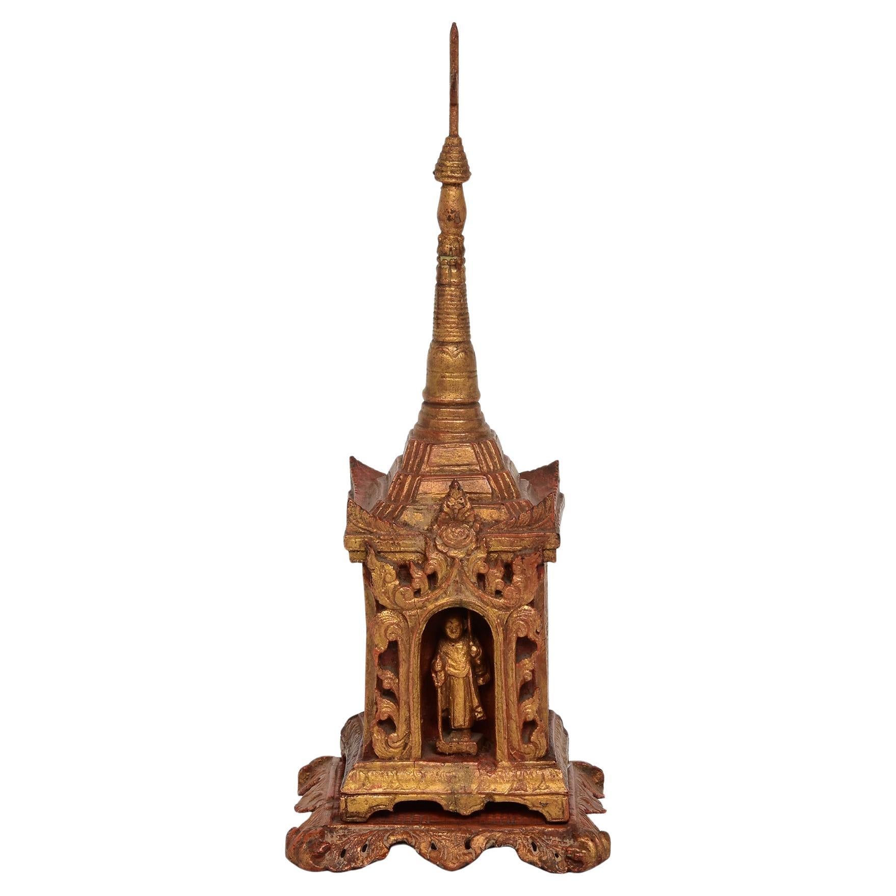 XIX secolo, Mandalay, antico santuario birmano in legno con discepolo/monaco in piedi in vendita