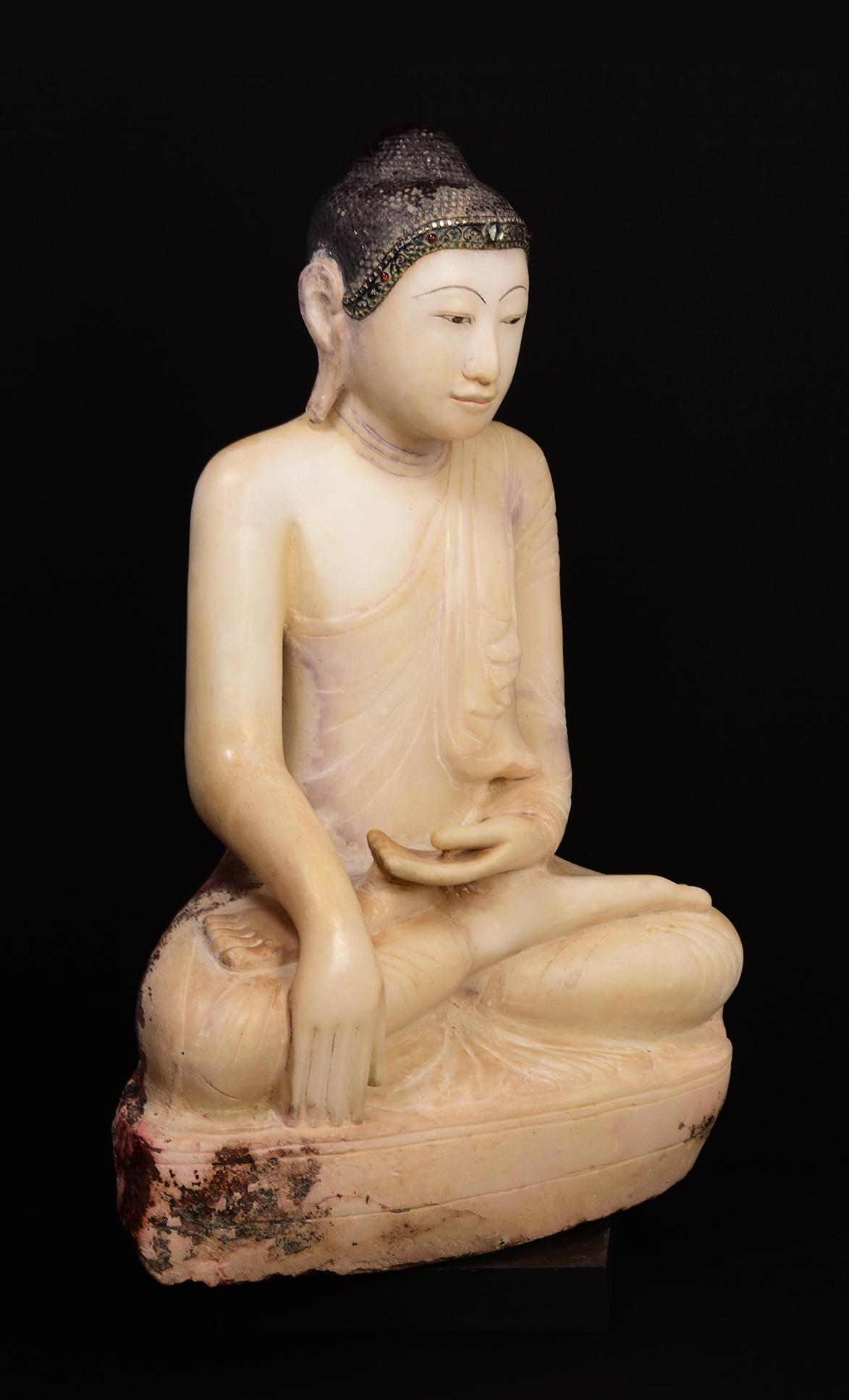 C.C., Mandalay, grande statue de Bouddha assis en marbre d'albâtre birman antique en vente 13