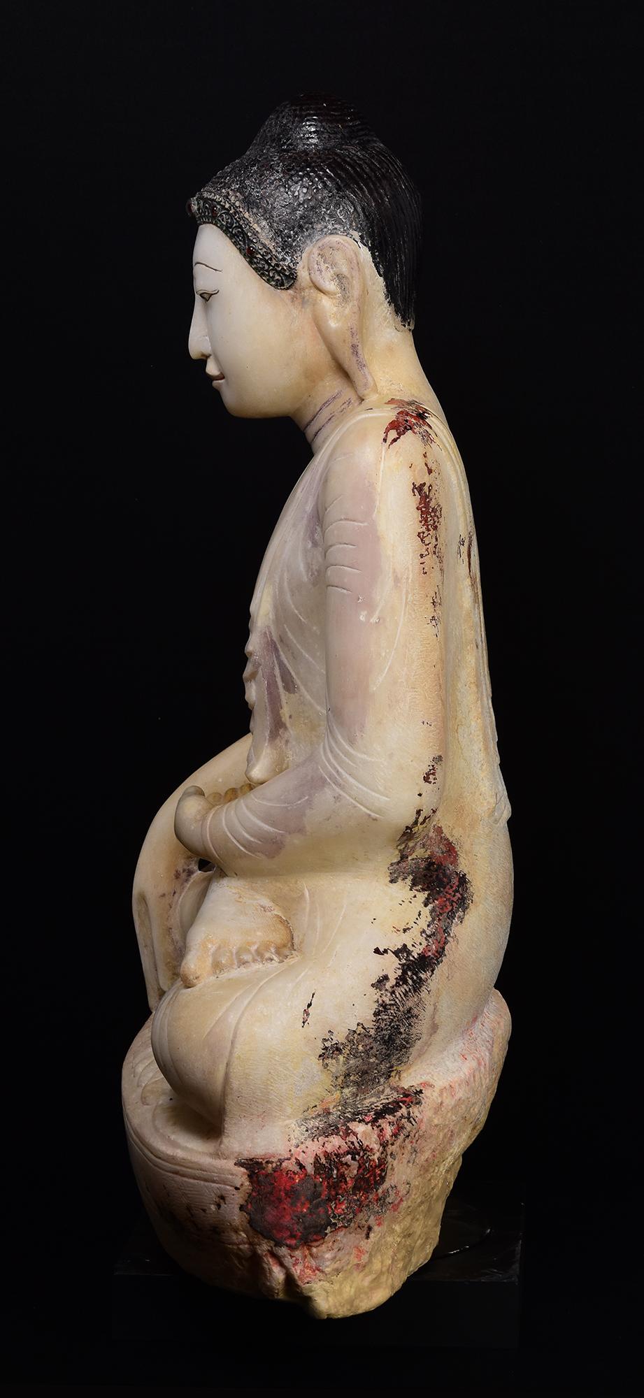 C.C., Mandalay, grande statue de Bouddha assis en marbre d'albâtre birman antique en vente 2