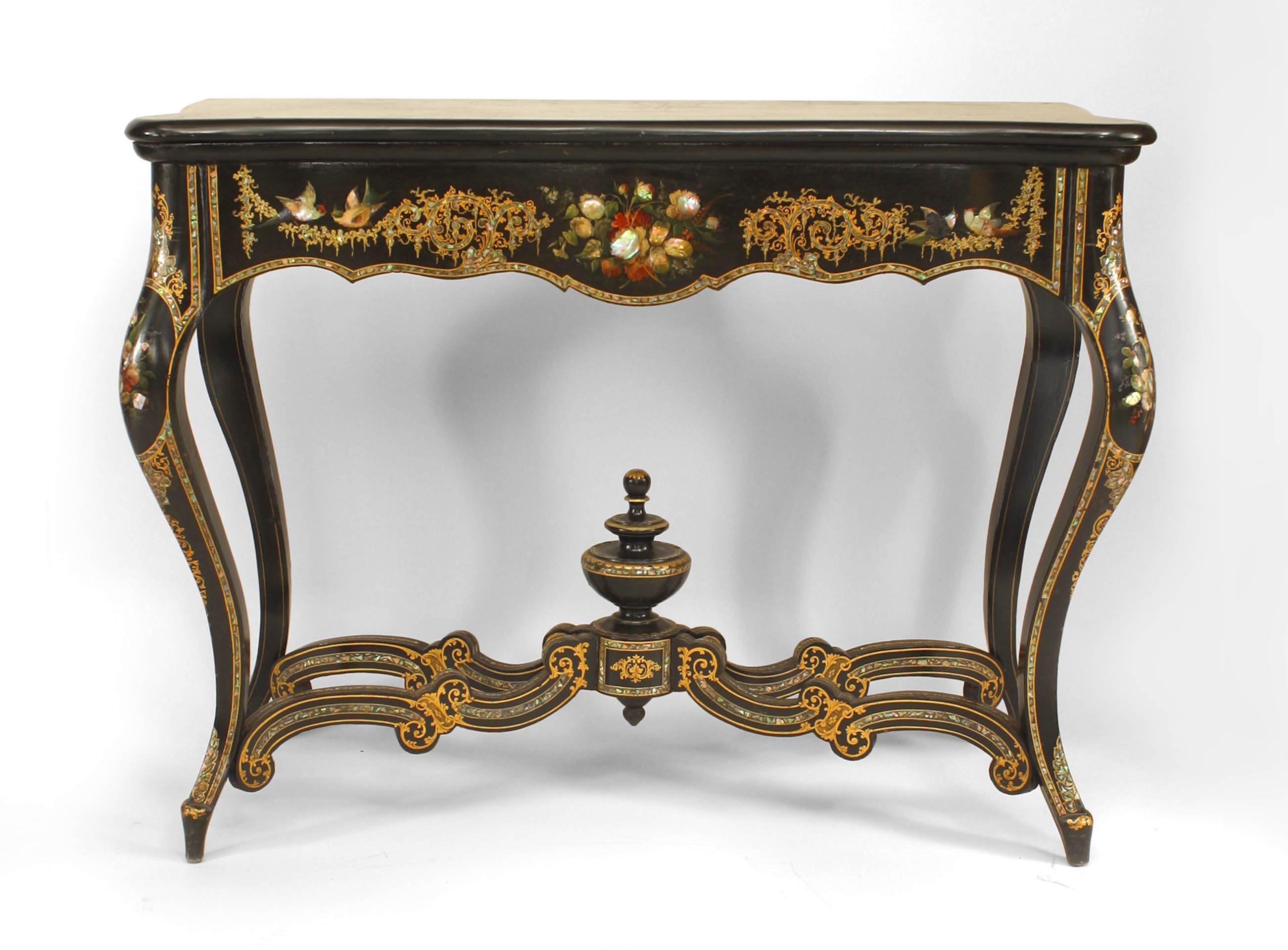 Table console victorienne anglaise en laque noire incrustée de perles de papier mâché, avec traverse en forme d'urne et plateau en marbre noir.
