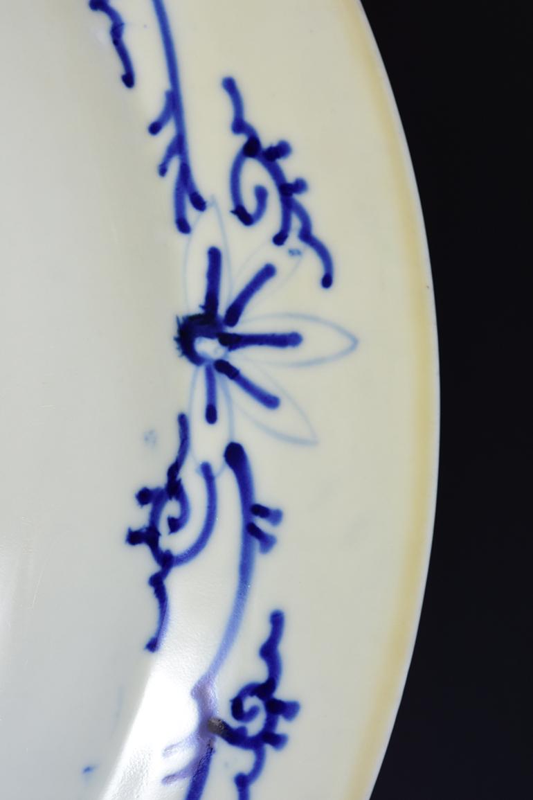 19. Jahrhundert, Meiji, ein Paar antike japanische Tellerschalen aus blauem und weißem Porzellan im Angebot 5