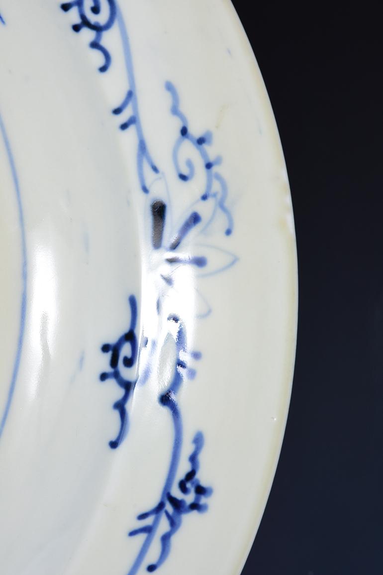 19. Jahrhundert, Meiji, ein Paar antike japanische Tellerschalen aus blauem und weißem Porzellan im Angebot 14