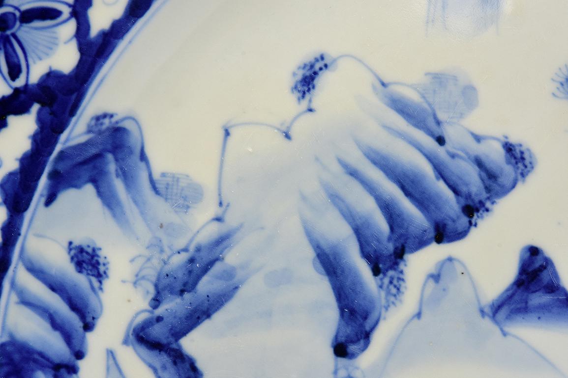 19. Jahrhundert, Meiji, ein Paar antike japanische Tellerschalen aus blauem und weißem Porzellan im Zustand „Gut“ im Angebot in Sampantawong, TH