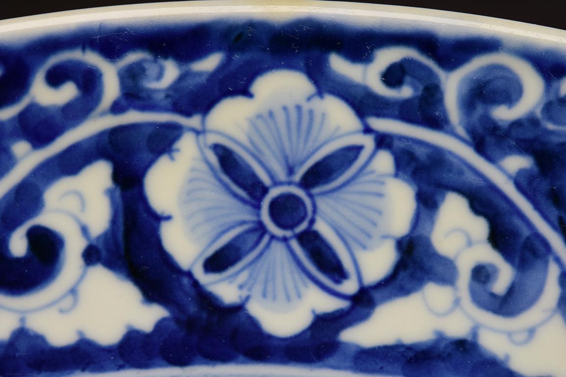 19th C., Meiji, a Pair of Antique Japanese Porcelain Blue and White Charger Dish For Sale 2