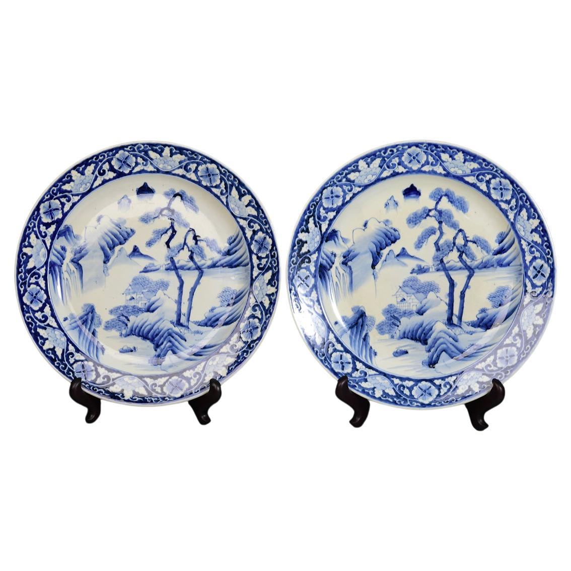 Paire de plats de présentation anciens Meiji en porcelaine japonaise bleue et blanche du 19ème siècle