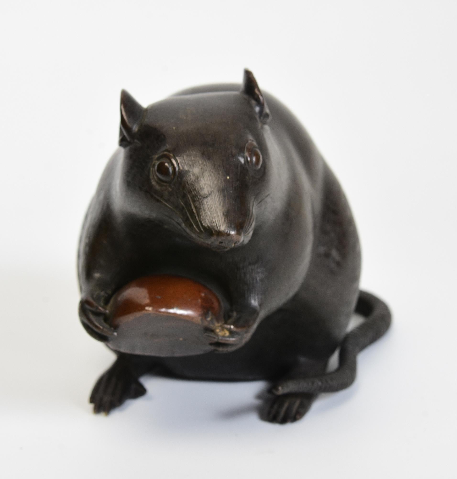 19th C., Meiji, Antique Japanese Bronze Animal Rat / Mouse Holding A Chestnut For Sale 5