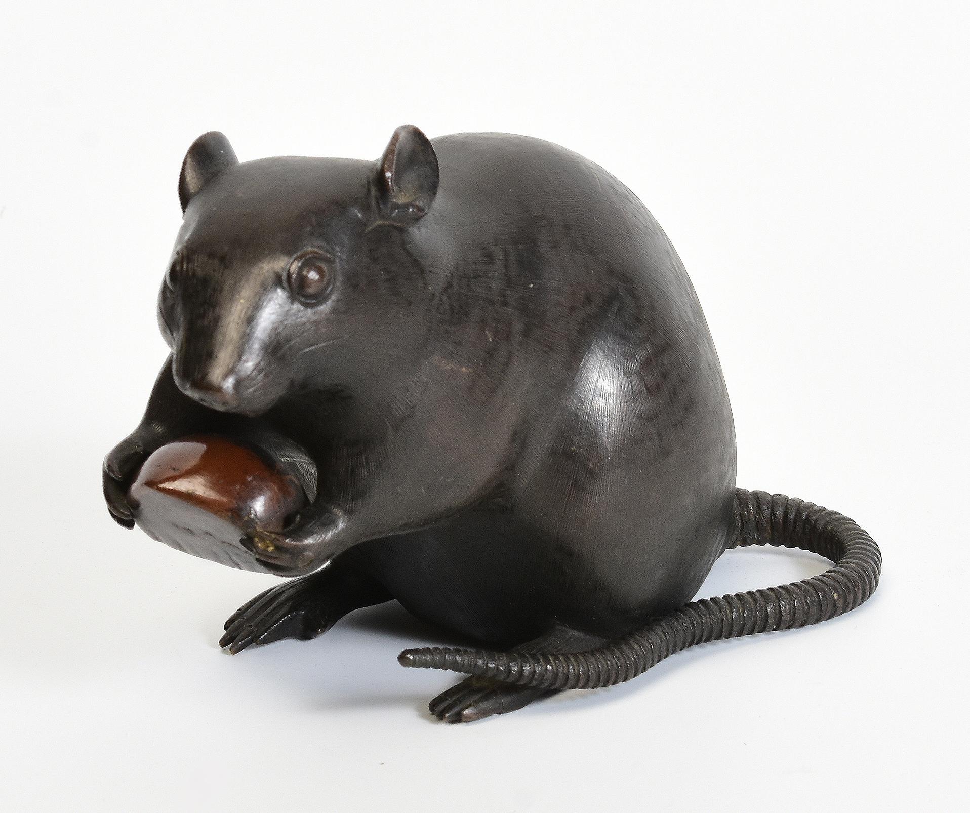 19th C., Meiji, Antique Japanese Bronze Animal Rat / Mouse Holding A Chestnut For Sale 6