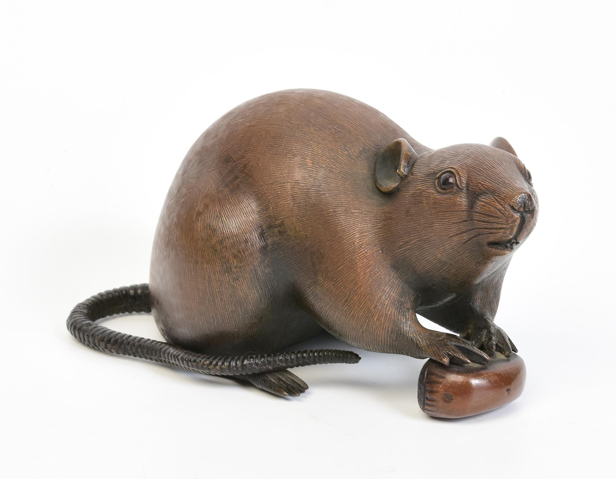19th C., Meiji, Antique Japanese Bronze Animal Rat / Mouse Holding A Chestnut For Sale 7