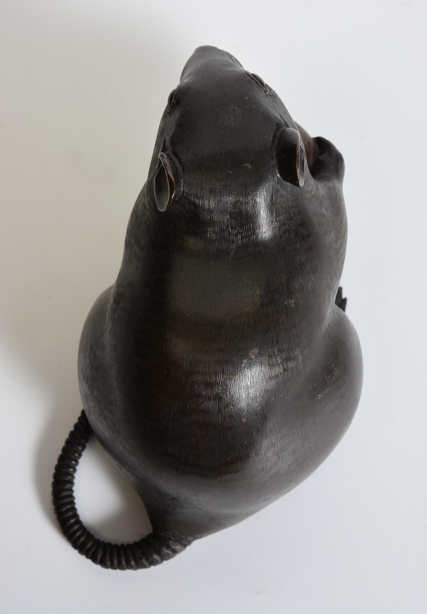 19th C., Meiji, Antique Japanese Bronze Animal Rat / Mouse Holding A Chestnut For Sale 7