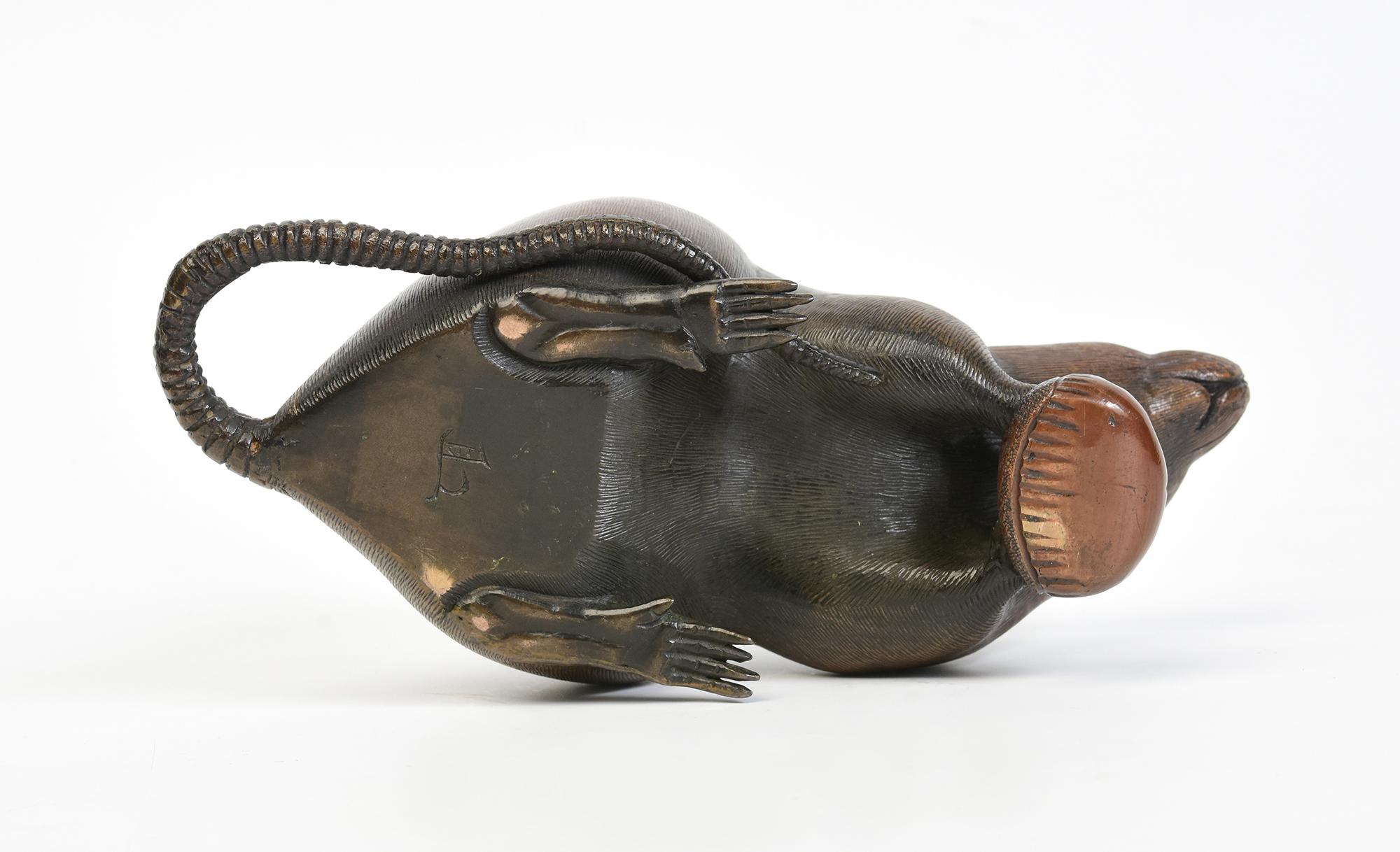 19th C., Meiji, Antique Japanese Bronze Animal Rat / Mouse Holding A Chestnut For Sale 8