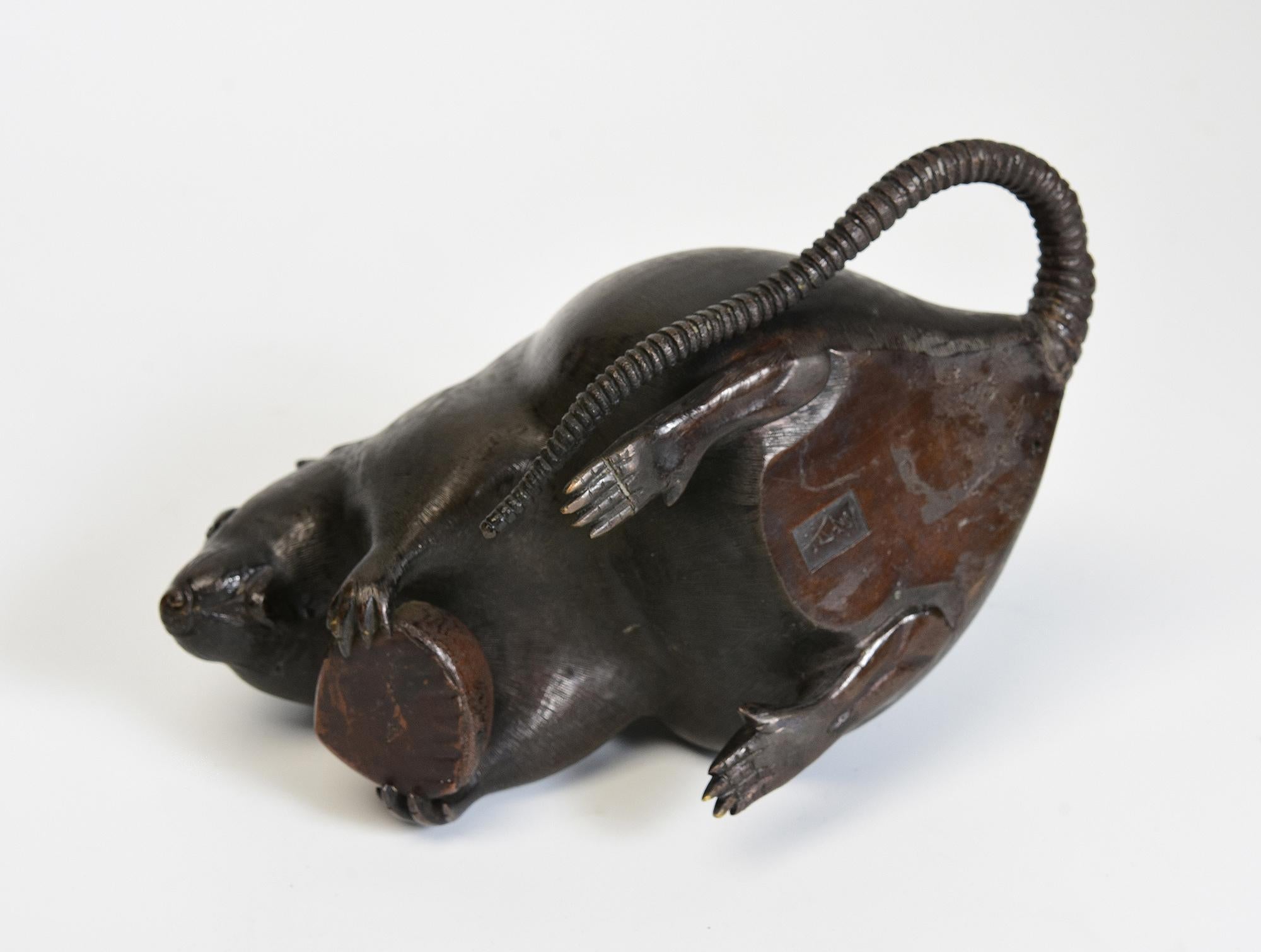 19th C., Meiji, Antique Japanese Bronze Animal Rat / Mouse Holding A Chestnut For Sale 8