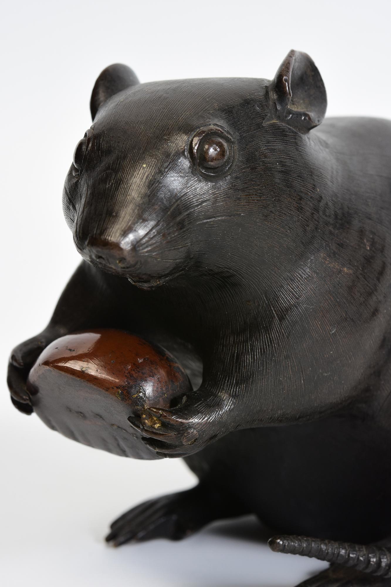 Japanese bronze animal rat / mouse holding a chestnut with artist sign.
Artist signature is on the last photo.

Age: Japan, Meiji Period, 19th Century
Size: Length 14.4 C.M. / Width 9 C.M. / Height 10.3 C.M.
Condition: Nice condition overall.

100%
