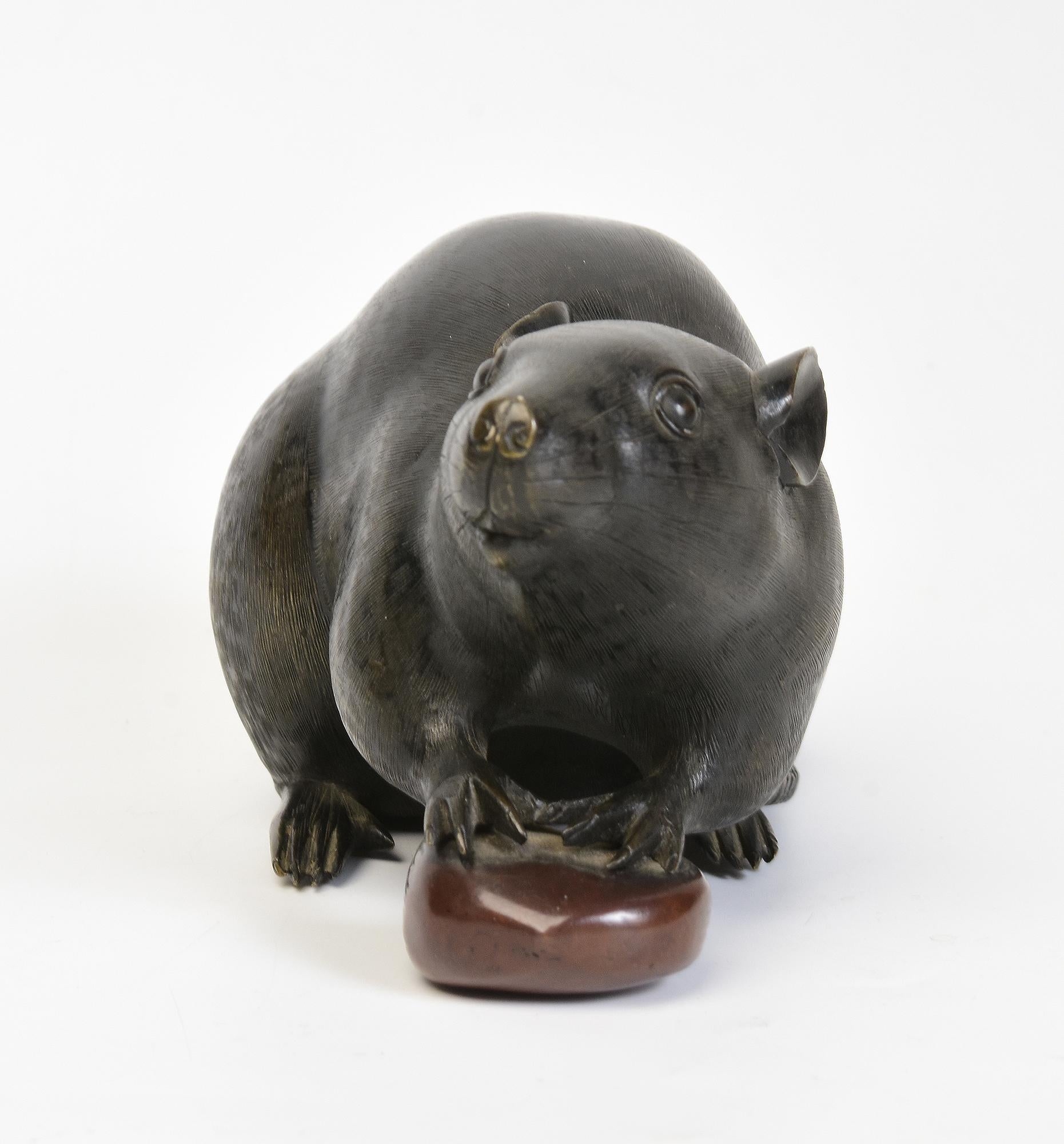19th C., Meiji, Antique Japanese Bronze Animal Rat / Mouse Holding A Chestnut In Good Condition For Sale In Sampantawong, TH