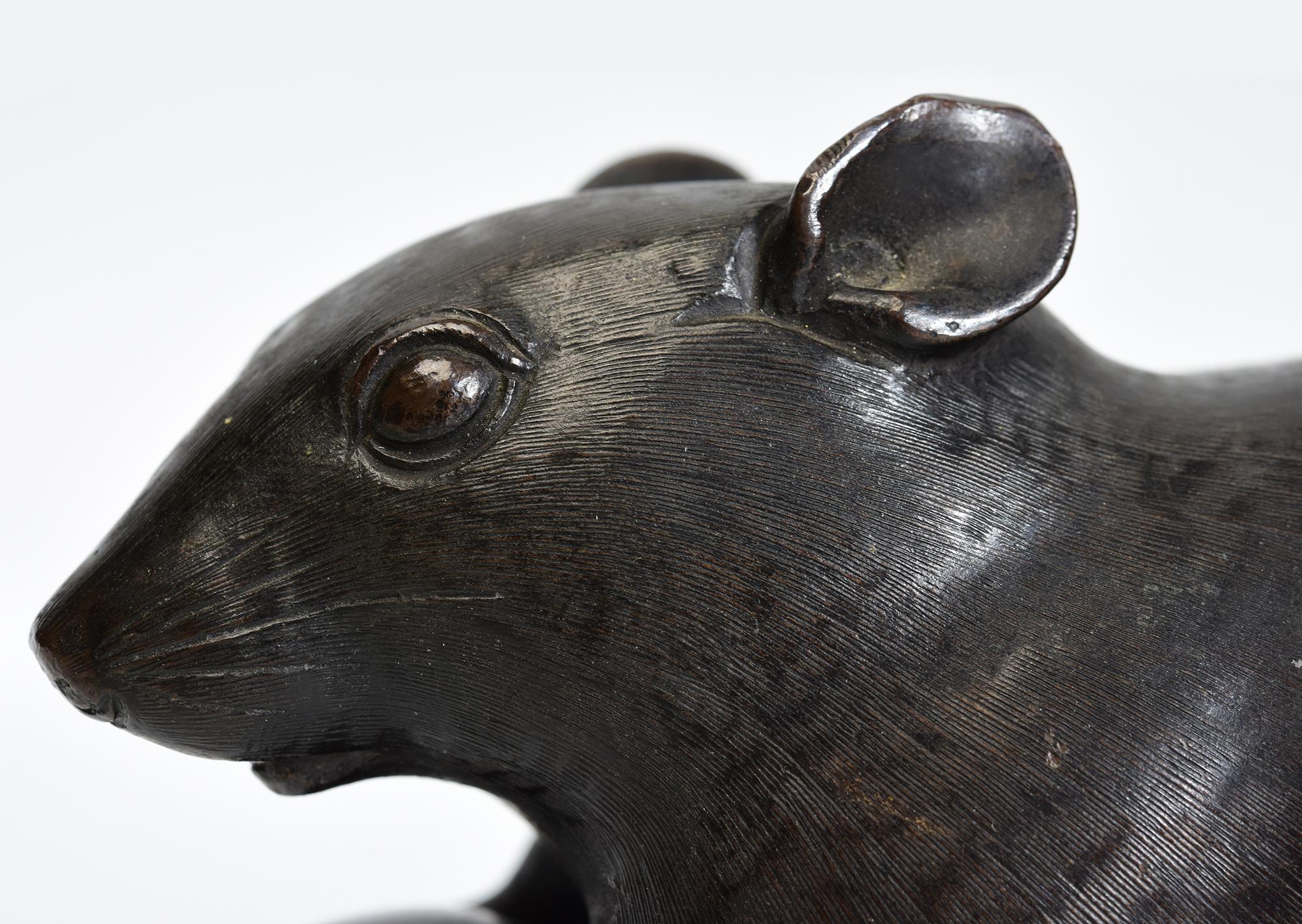 19th C., Meiji, Antique Japanese Bronze Animal Rat / Mouse Holding A Chestnut In Good Condition For Sale In Sampantawong, TH