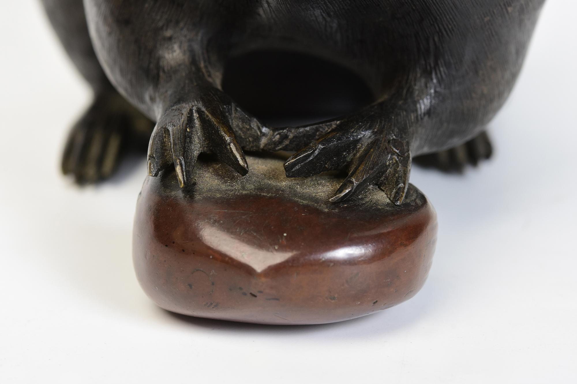19. Jh., Meiji, Antike japanische Bronze Tier Ratte / Maus, die eine Kastanie hält im Zustand „Gut“ im Angebot in Sampantawong, TH