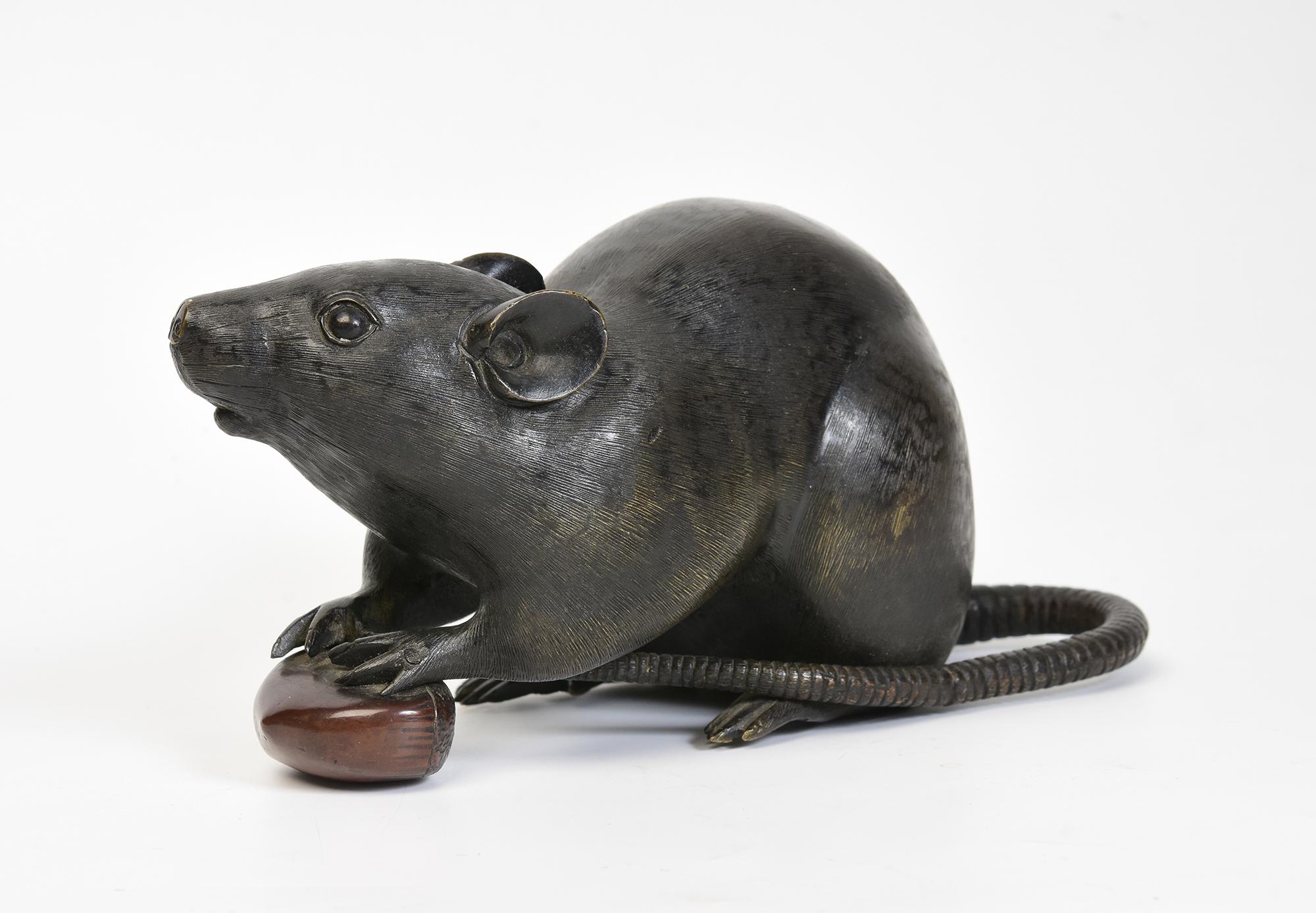 19. Jh., Meiji, Antike japanische Bronze Tier Ratte / Maus, die eine Kastanie hält (19. Jahrhundert) im Angebot