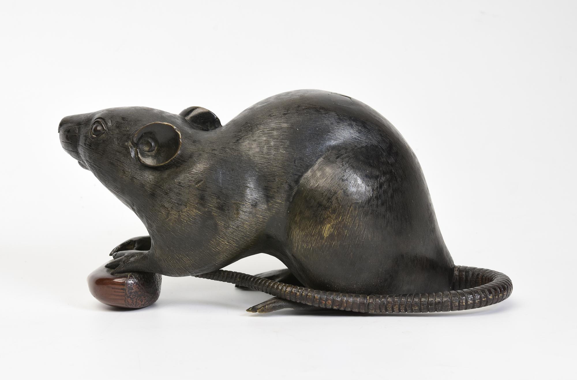 Bronze Meiji, ancien rat/souris japonais en bronze tenant un châtaignier, 19e siècle en vente