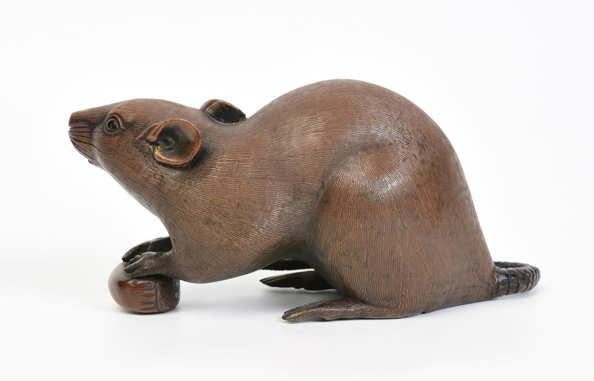 Bronze Meiji, ancien rat/souris japonais en bronze tenant un châtaignier, 19e siècle en vente