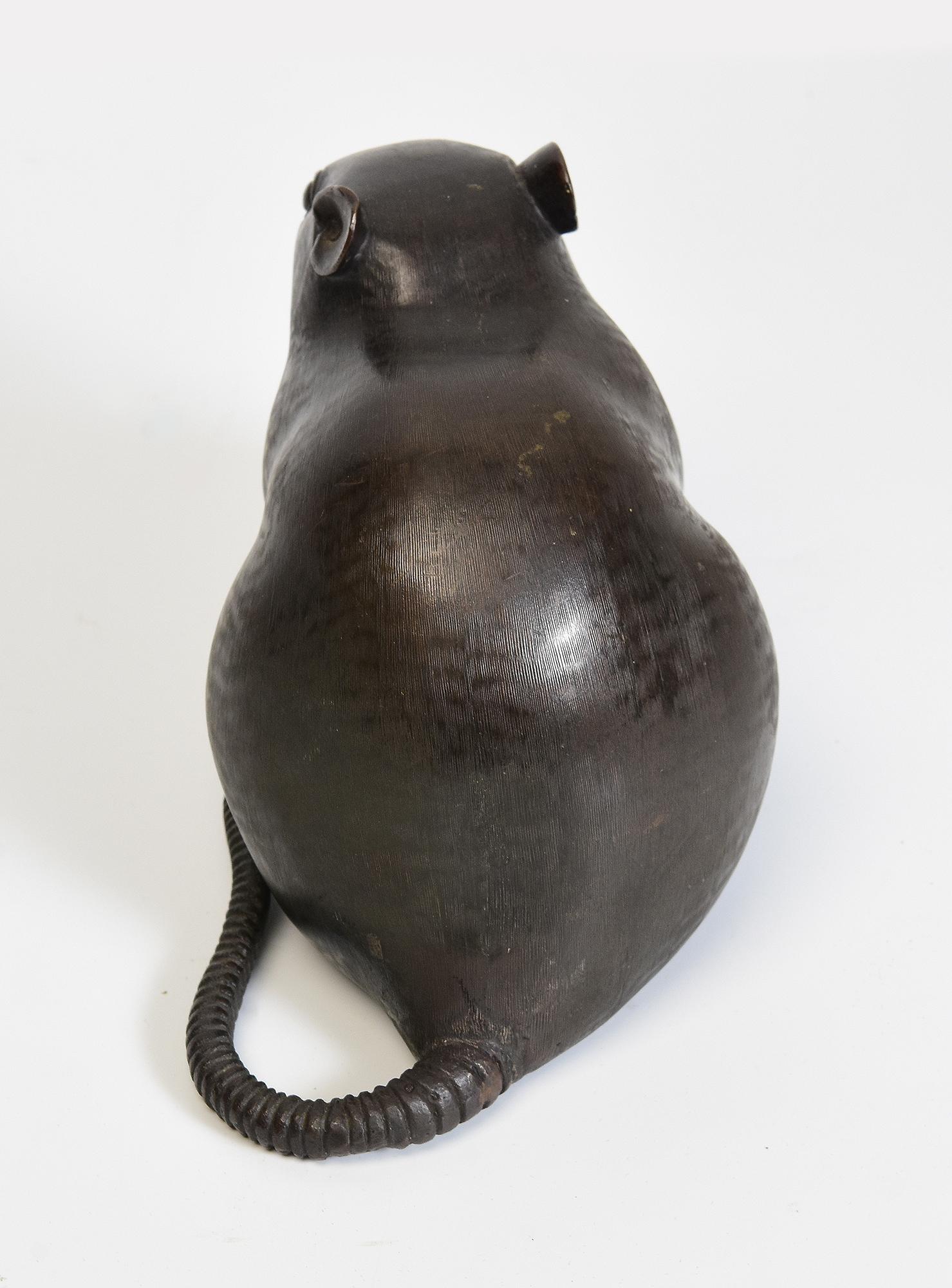 19th C., Meiji, Antique Japanese Bronze Animal Rat / Mouse Holding A Chestnut For Sale 2