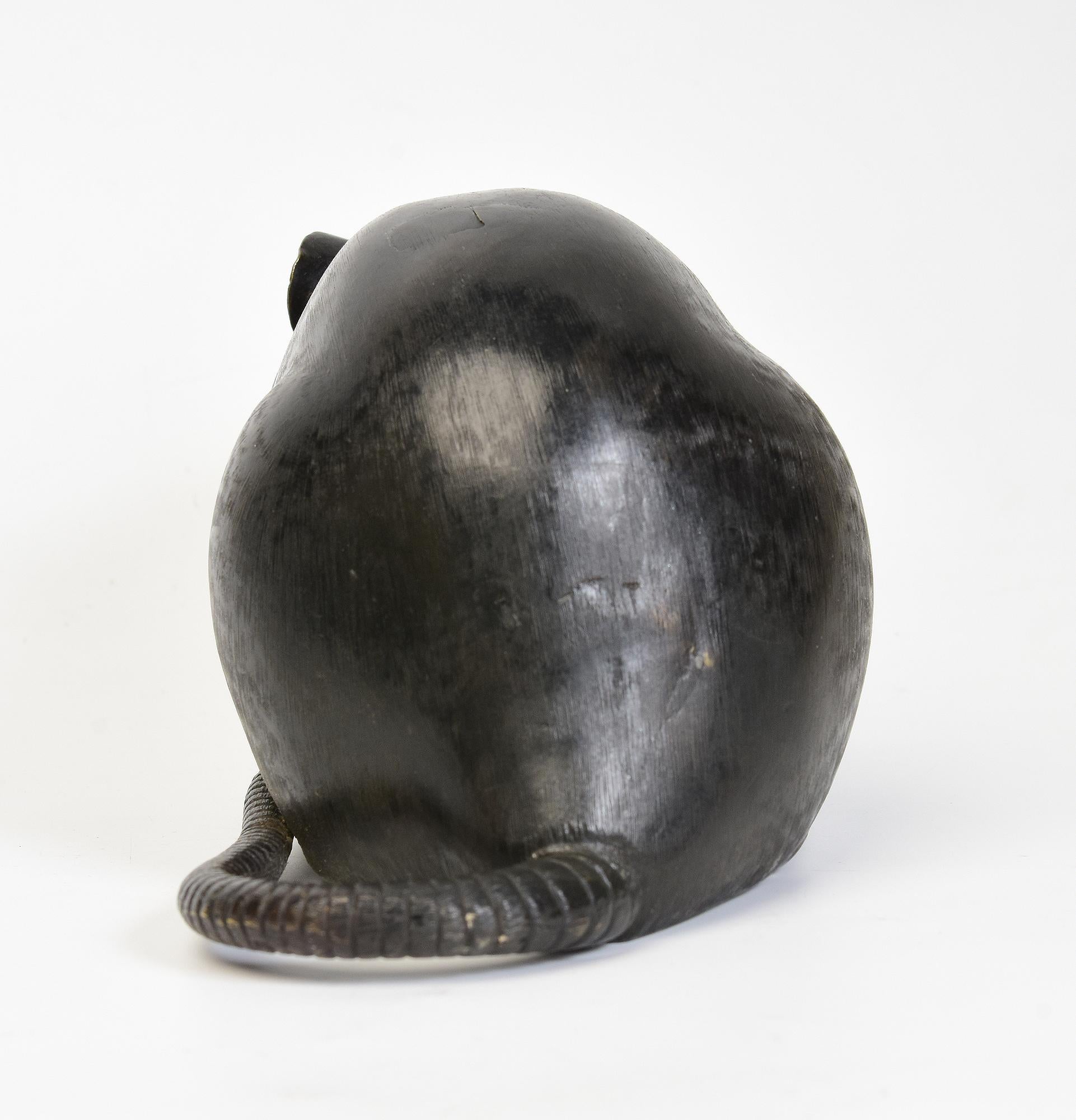 Meiji, ancien rat/souris japonais en bronze tenant un châtaignier, 19e siècle en vente 1