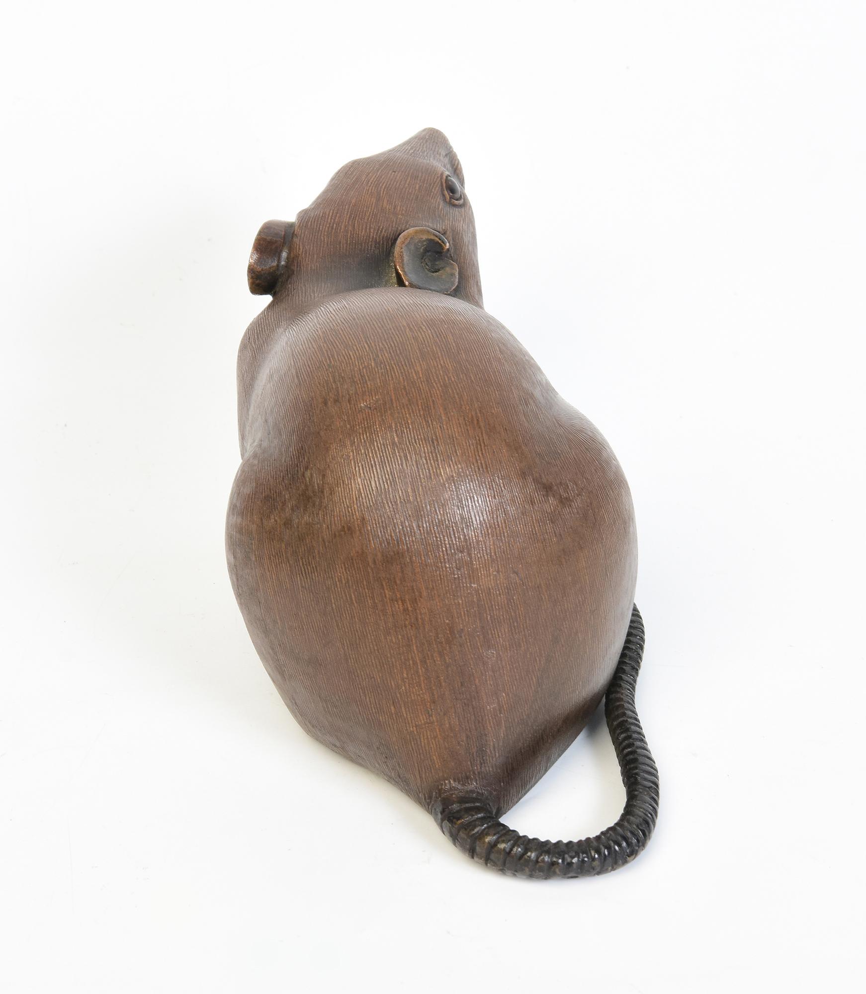 19th C., Meiji, Antique Japanese Bronze Animal Rat / Mouse Holding A Chestnut For Sale 3