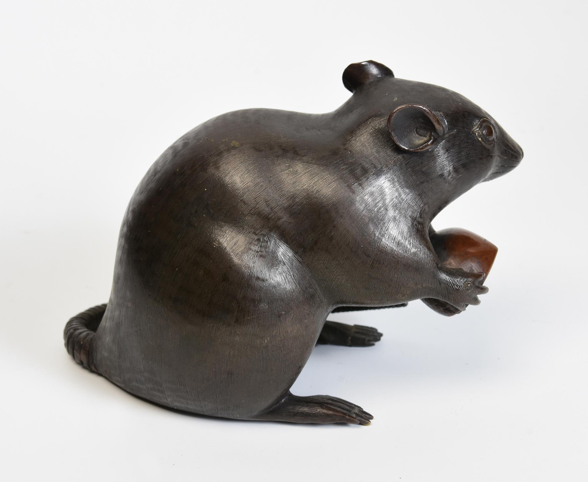 19th C., Meiji, Antique Japanese Bronze Animal Rat / Mouse Holding A Chestnut For Sale 3