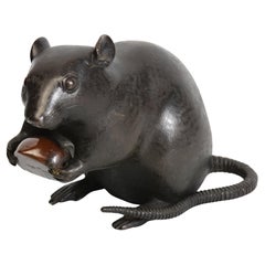 19. Jh., Meiji, Antike japanische Bronze Tier Ratte / Maus, die eine Kastanie hält