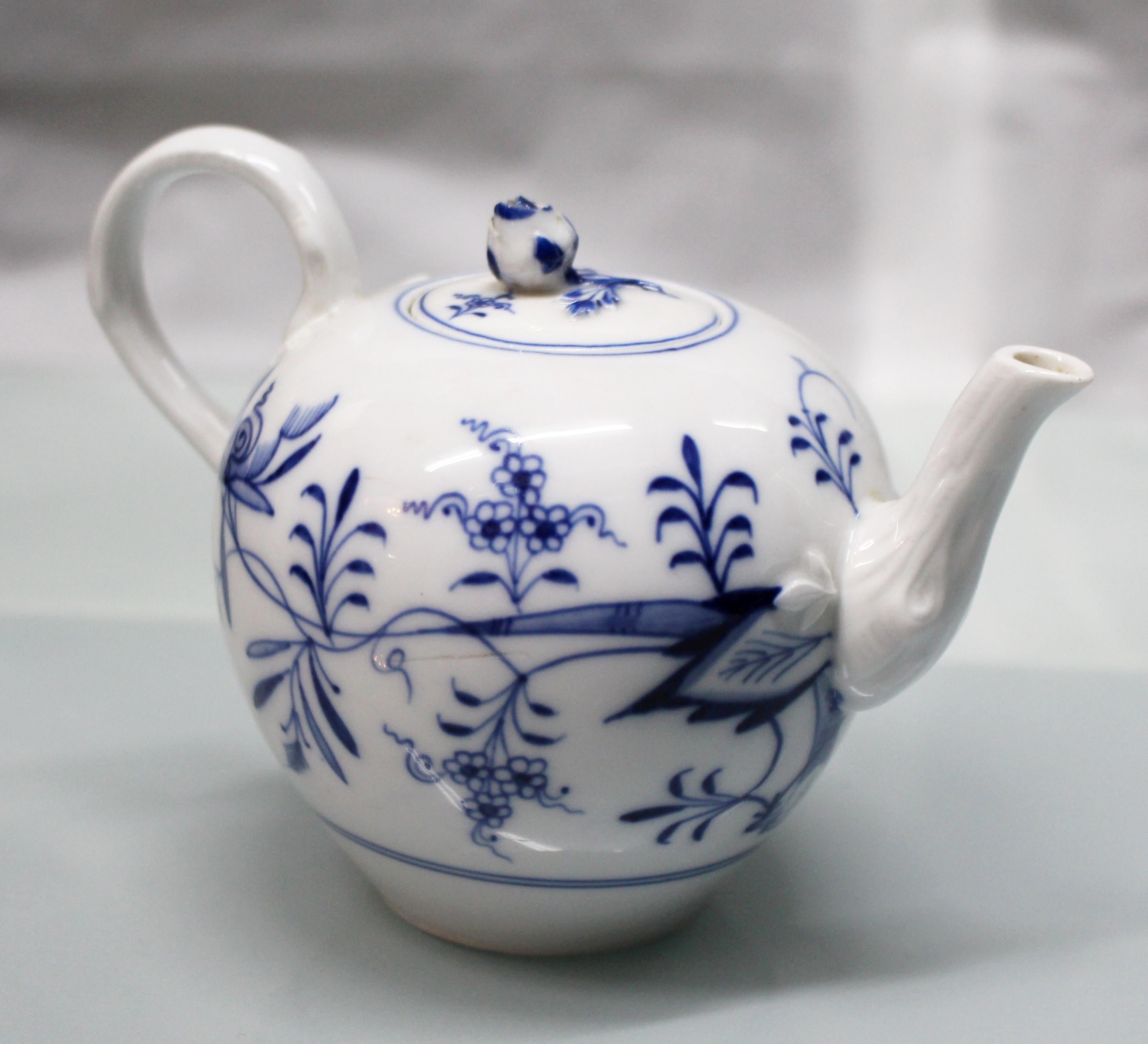 Manufacturer 
Meissen, continental

Pieces 
Teapot & cream jug

Date
Late 19th century

Measures: Teapot height 10.5 cm / 4 in

Cream jug height 9 cm / 3 1/2 in

Decoration blue and white

Condition 
Minor nibbles to flower finial on