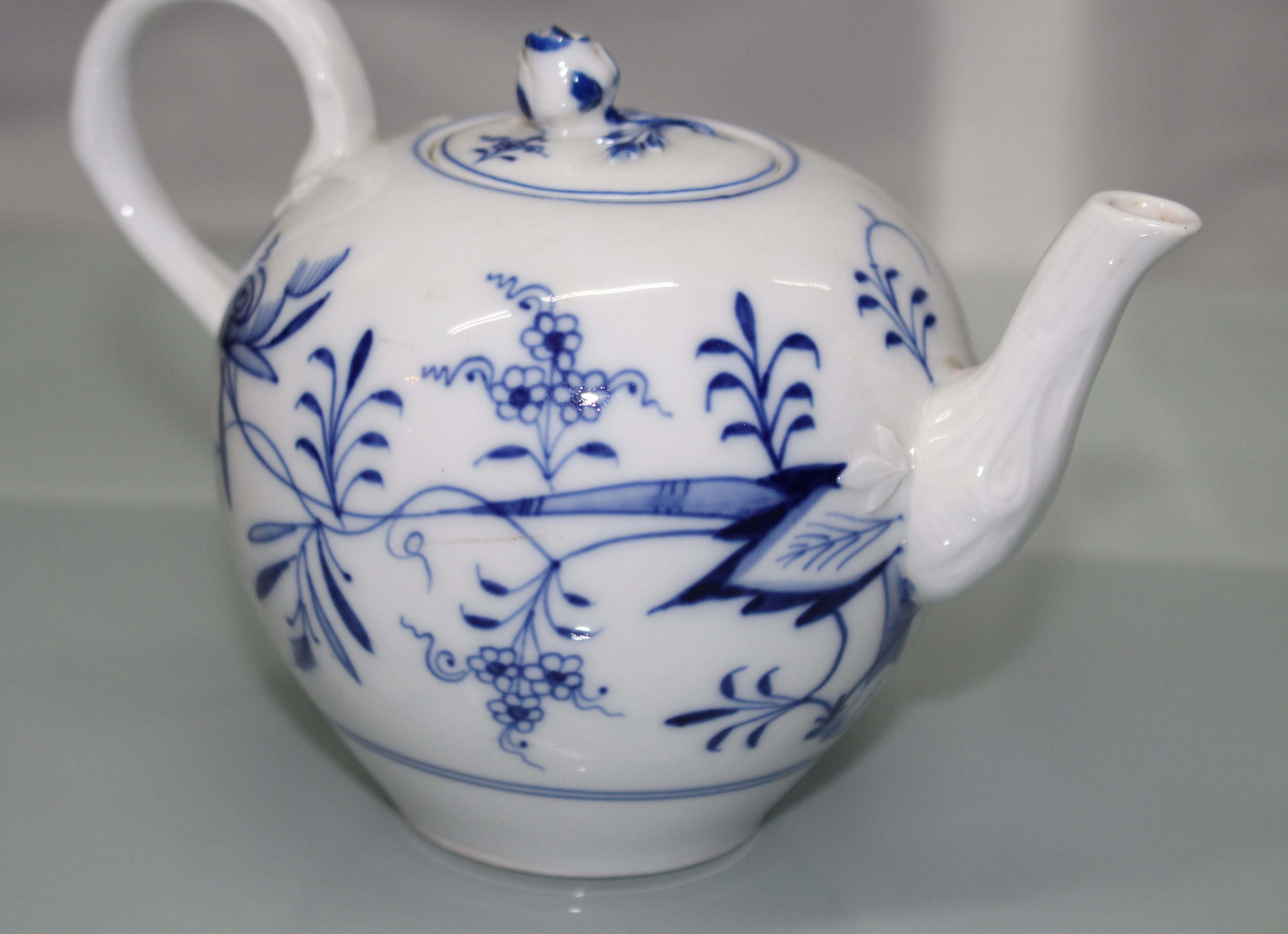 19th Century Meissen Blue and White Teapot and Cream Jug In Good Condition For Sale In Worcester, Worcestershire