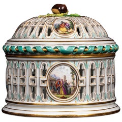 Centrotavola in porcellana Meissen Porcelain del 19° secolo, ricoperto di filigrana traforata con scene di Watteau