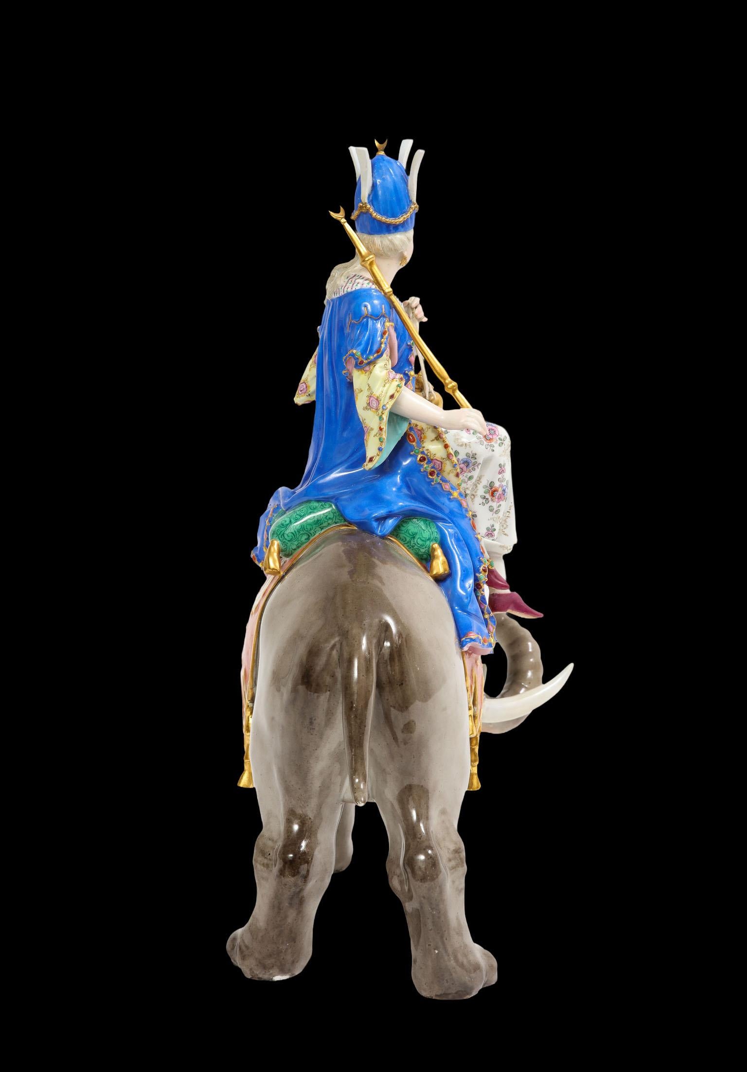 Figura de porcelana de Meissen del s. XIX de una sultana montada en un elefante con una corona en venta 5