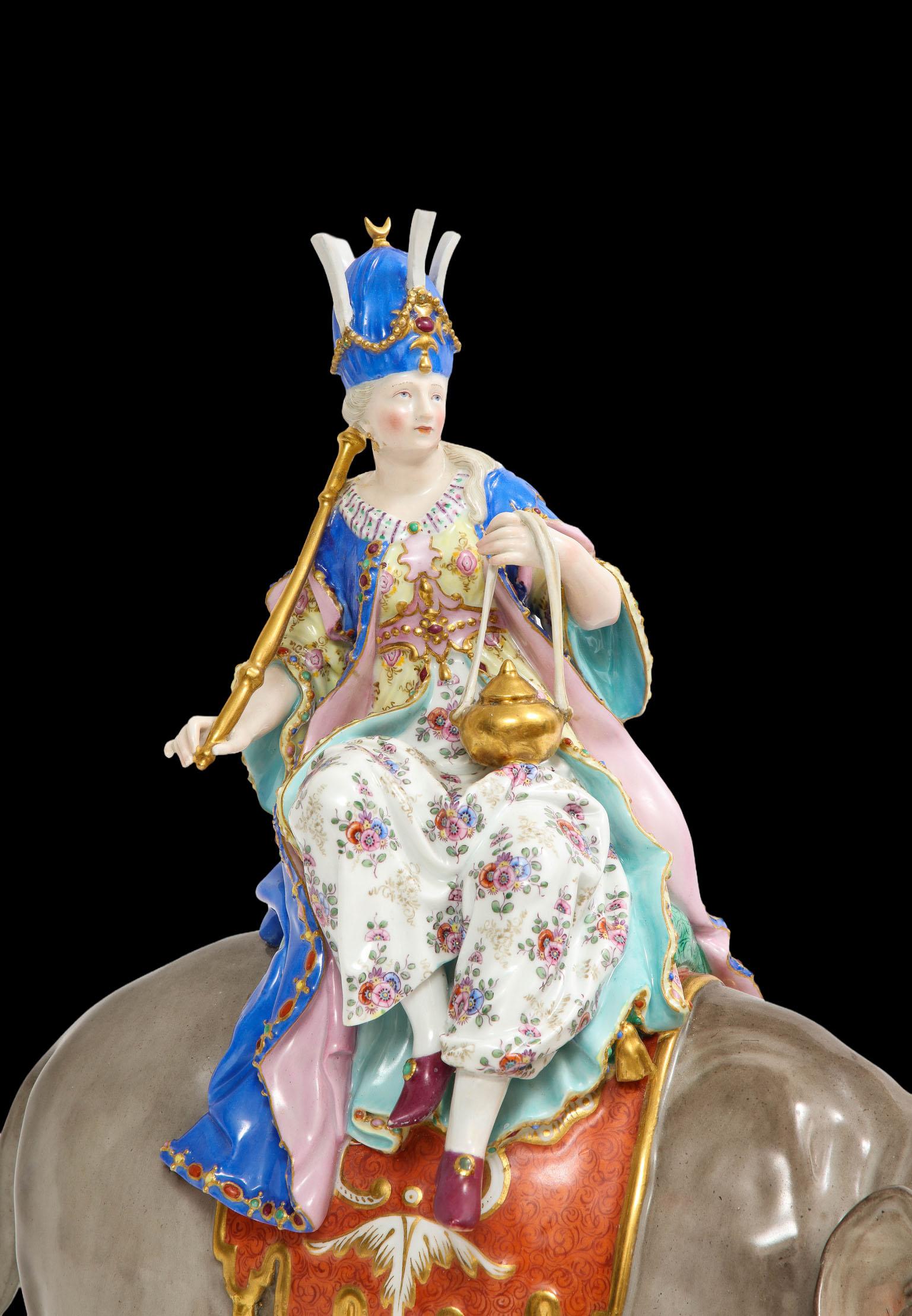 Figura de porcelana de Meissen del s. XIX de una sultana montada en un elefante con una corona en venta 6