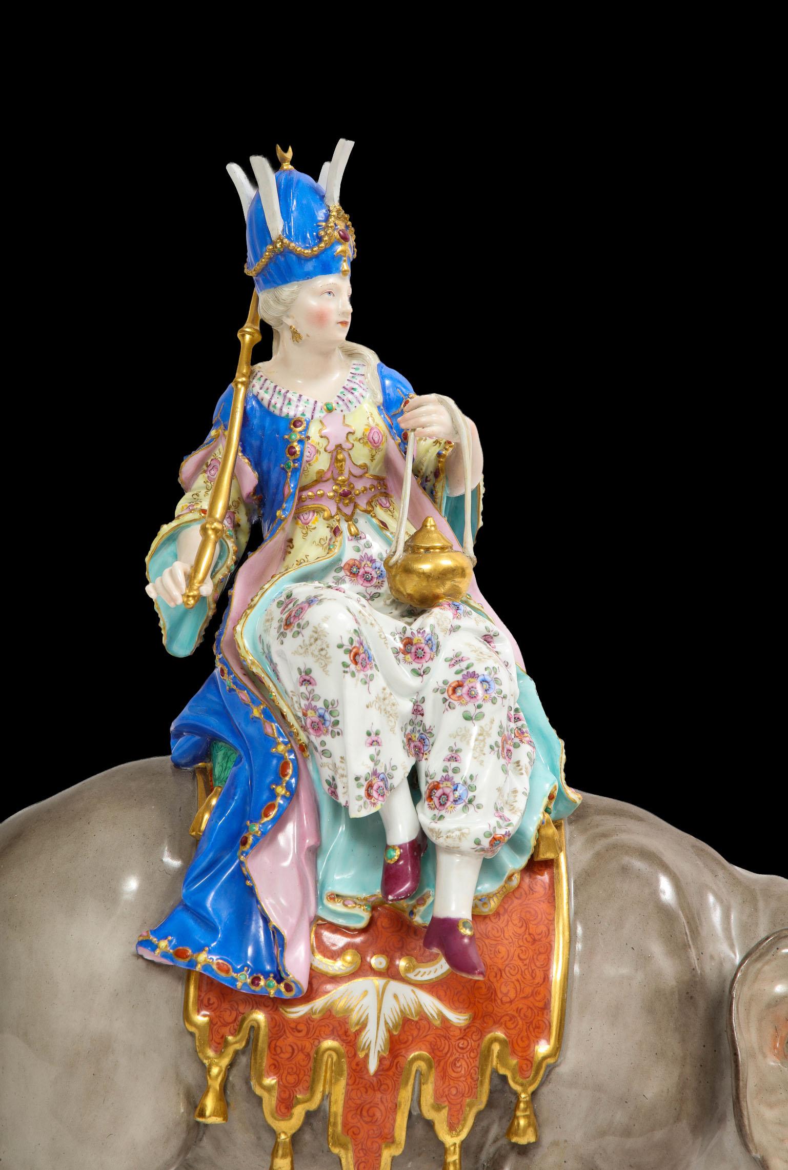 Figura de porcelana de Meissen del s. XIX de una sultana montada en un elefante con una corona en venta 7