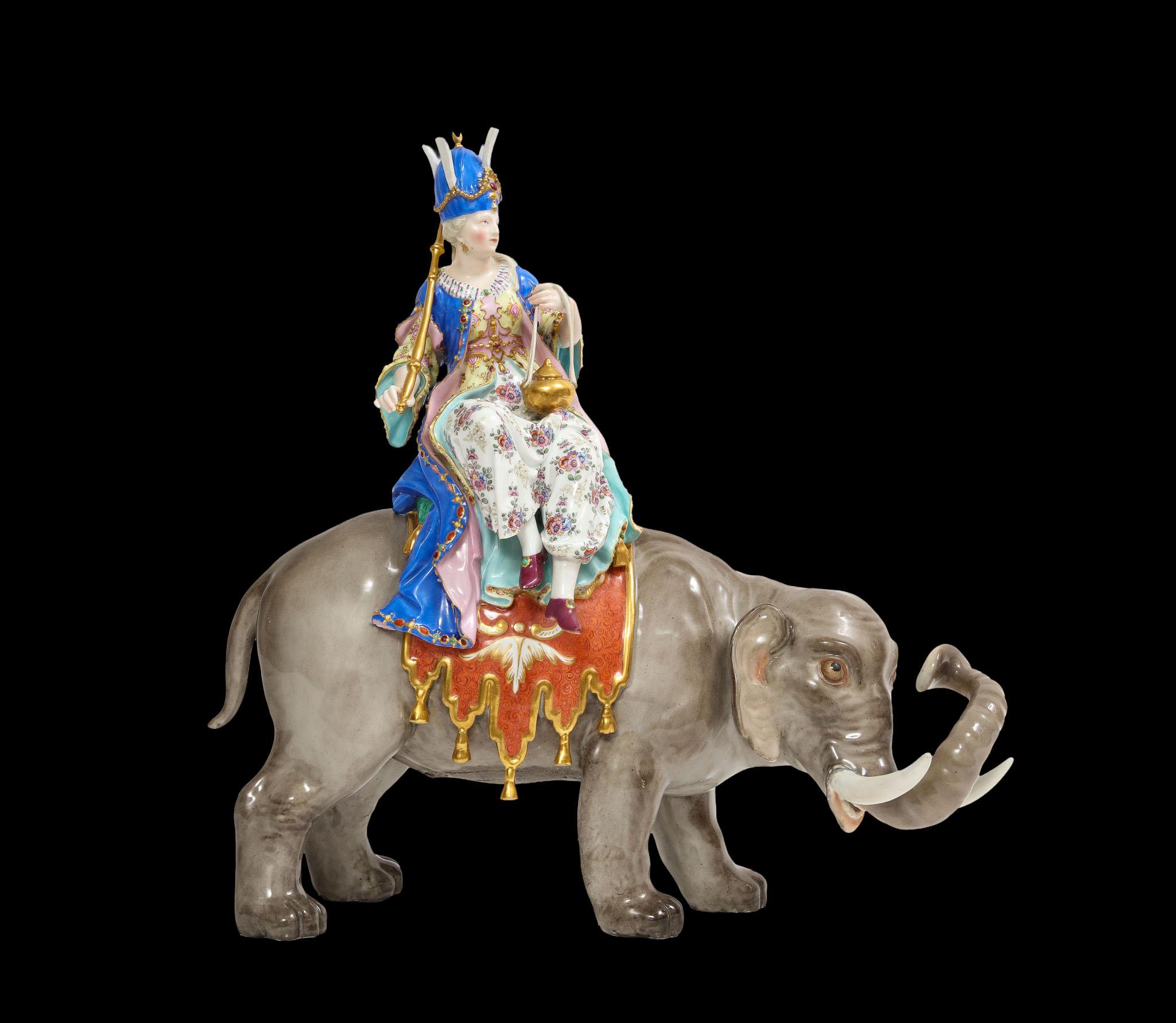 Figura elaborada de porcelana de Meissen del siglo XIX de una sultana montada en un elefante. Según el modelo de P.J. Reinicke y J.J. Kändler, la Sultana sentada a lomos de los elefantes y sosteniendo un orbe y un cetro, lleva un turbante enjoyado.