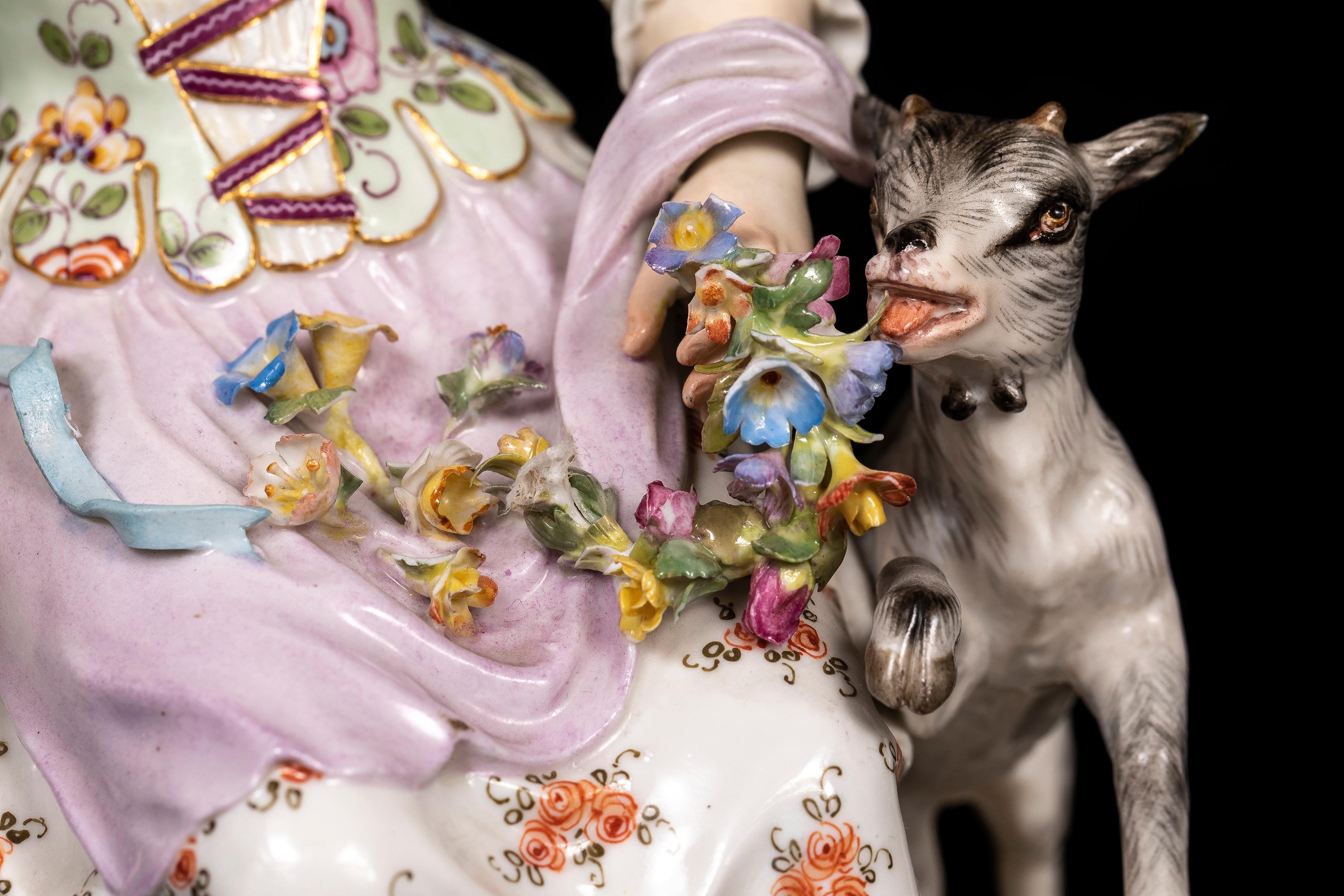 Grupo de mujer sentada con cuenco de flores y cabra, porcelana de Meissen, s. XIX en venta 2